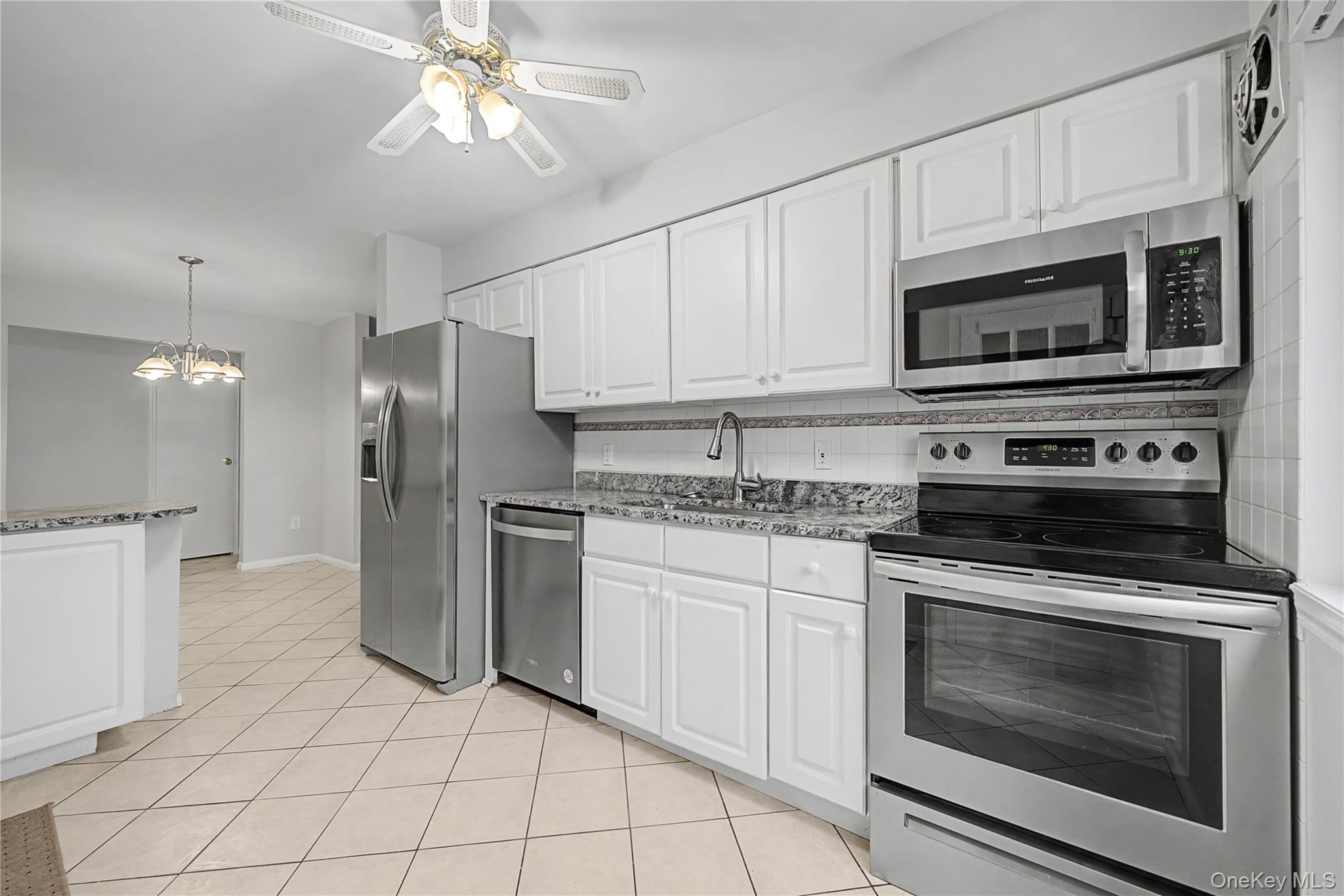 #3 photo, 810 Blooming Grove Turnpike, 紐約州 New Windsor , NY 12553