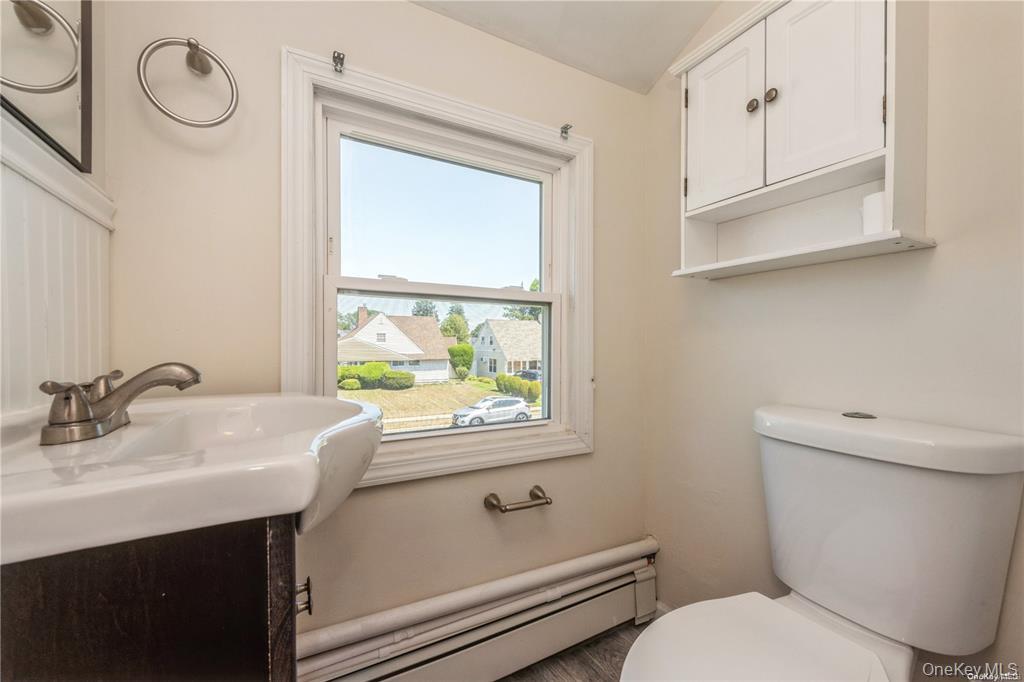 #15 photo, 36 Robin Lane, 롱 아일랜드 Levittown , NY 11756