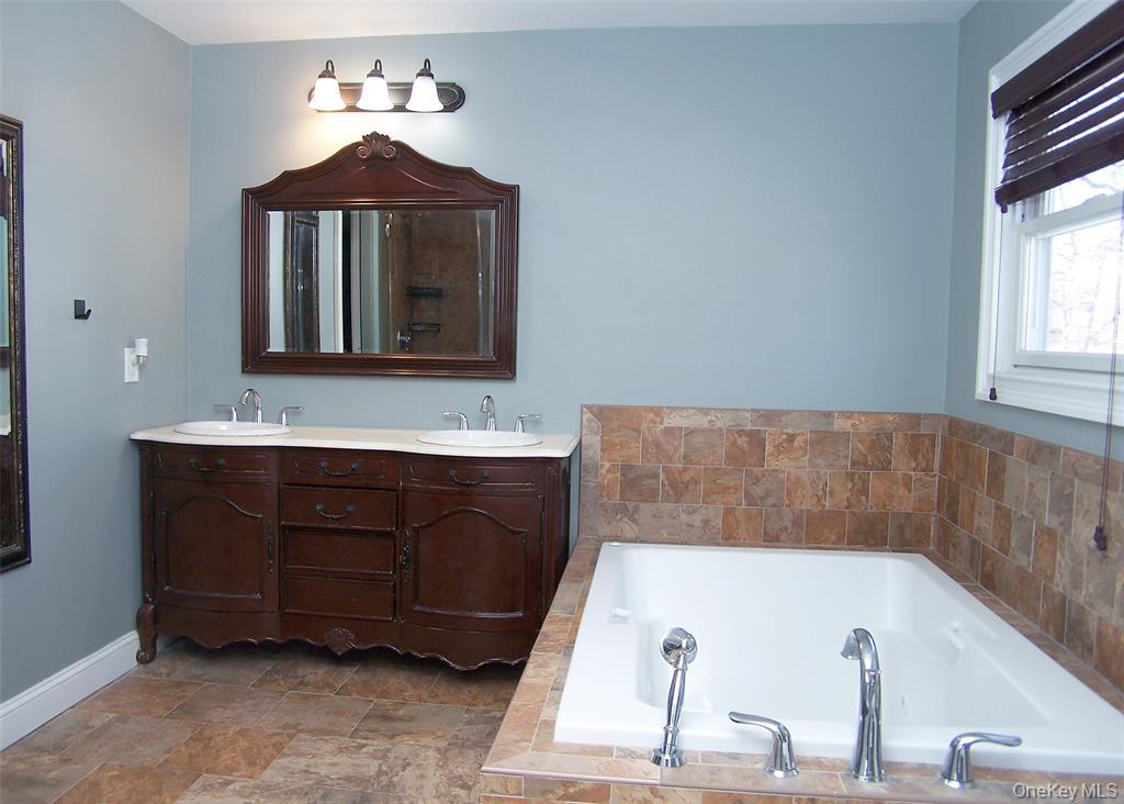 #9 photo, 100 Lake Promenade, 東長島 Ronkonkoma , NY 11779