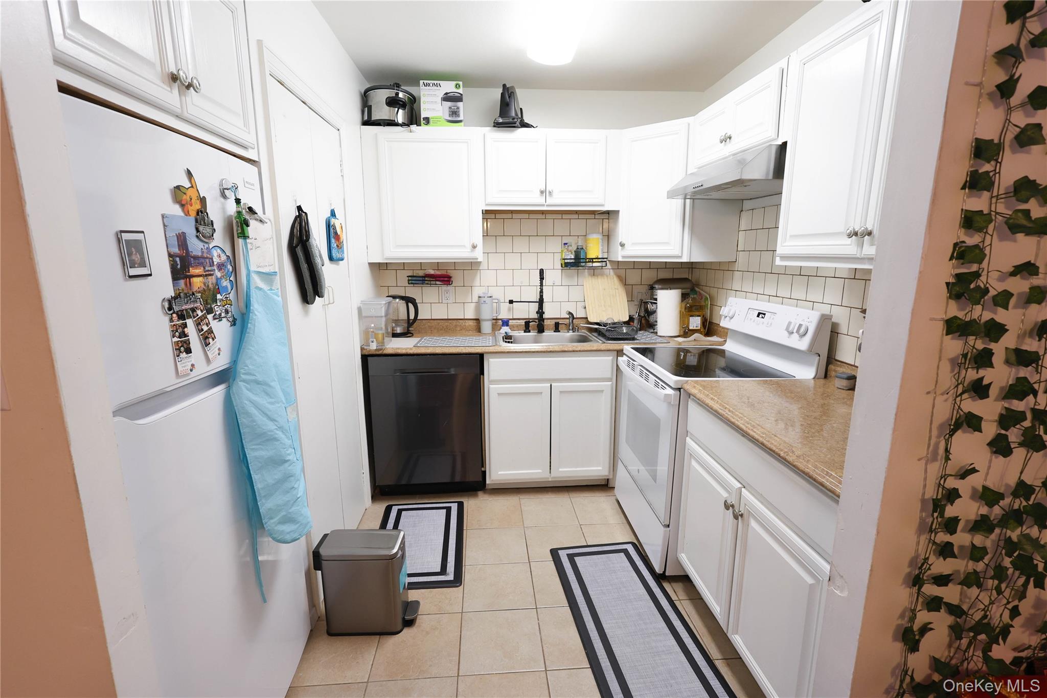 #5 photo, 3 Saratoga Court, Ridge , NY 11961