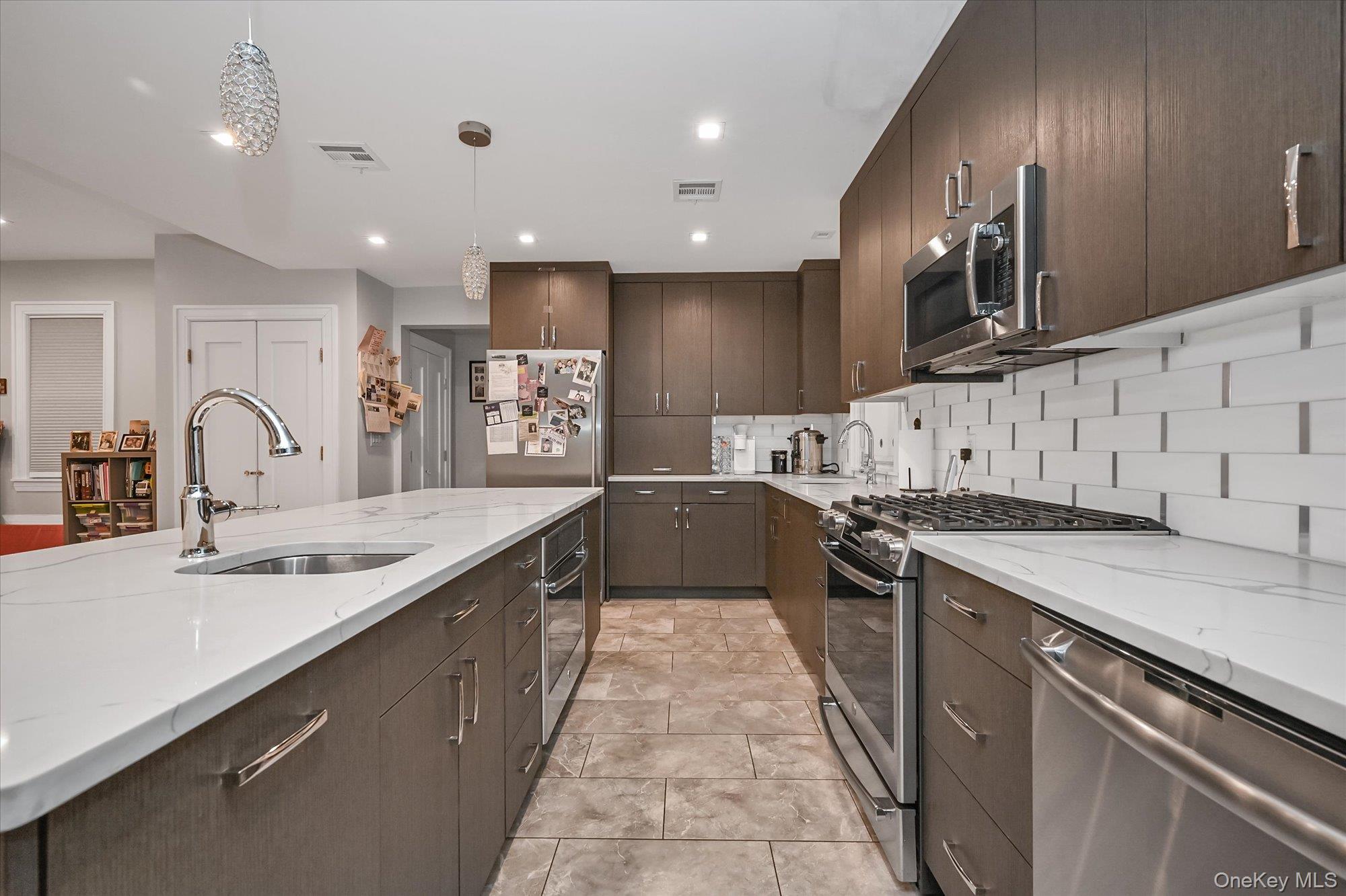 #2 photo, 8405 112th Street, कुईंस Richmond Hill , NY 11418