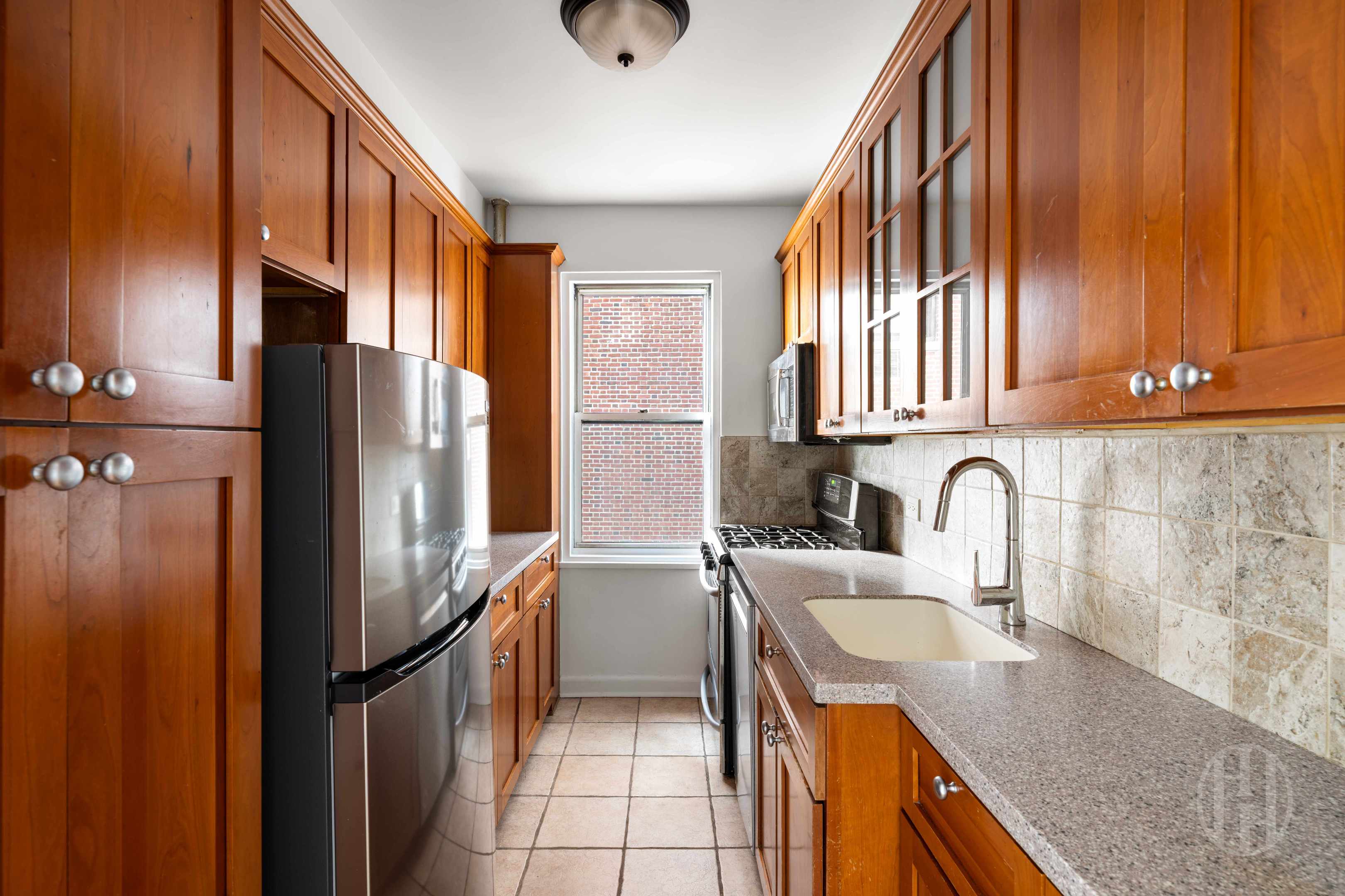 #5 photo, 33 E End Avenue, Yorkville , NY 10028