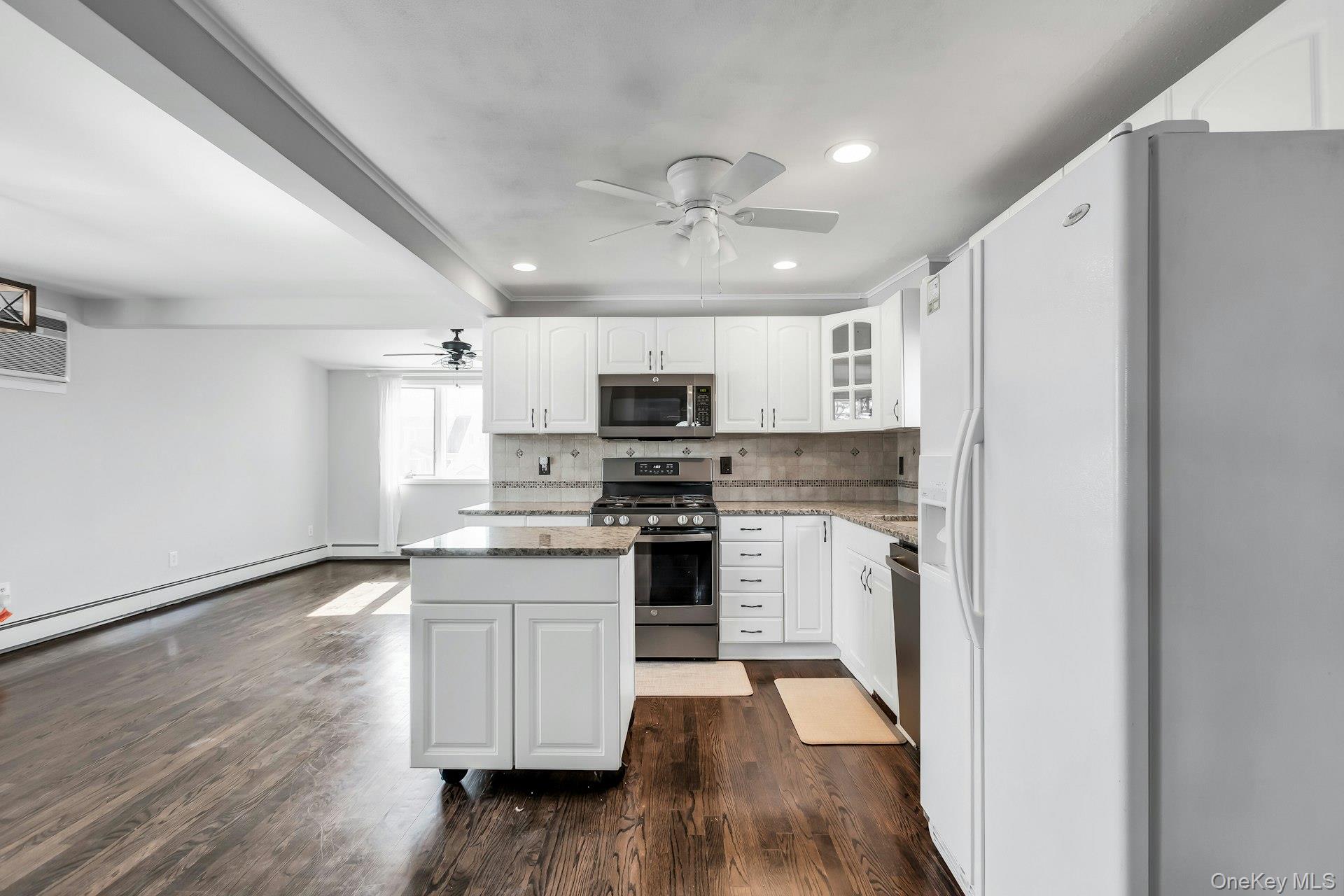 #10 photo, 48 E Madison Street, सफ़ोक काउंटी East Islip , NY 11730