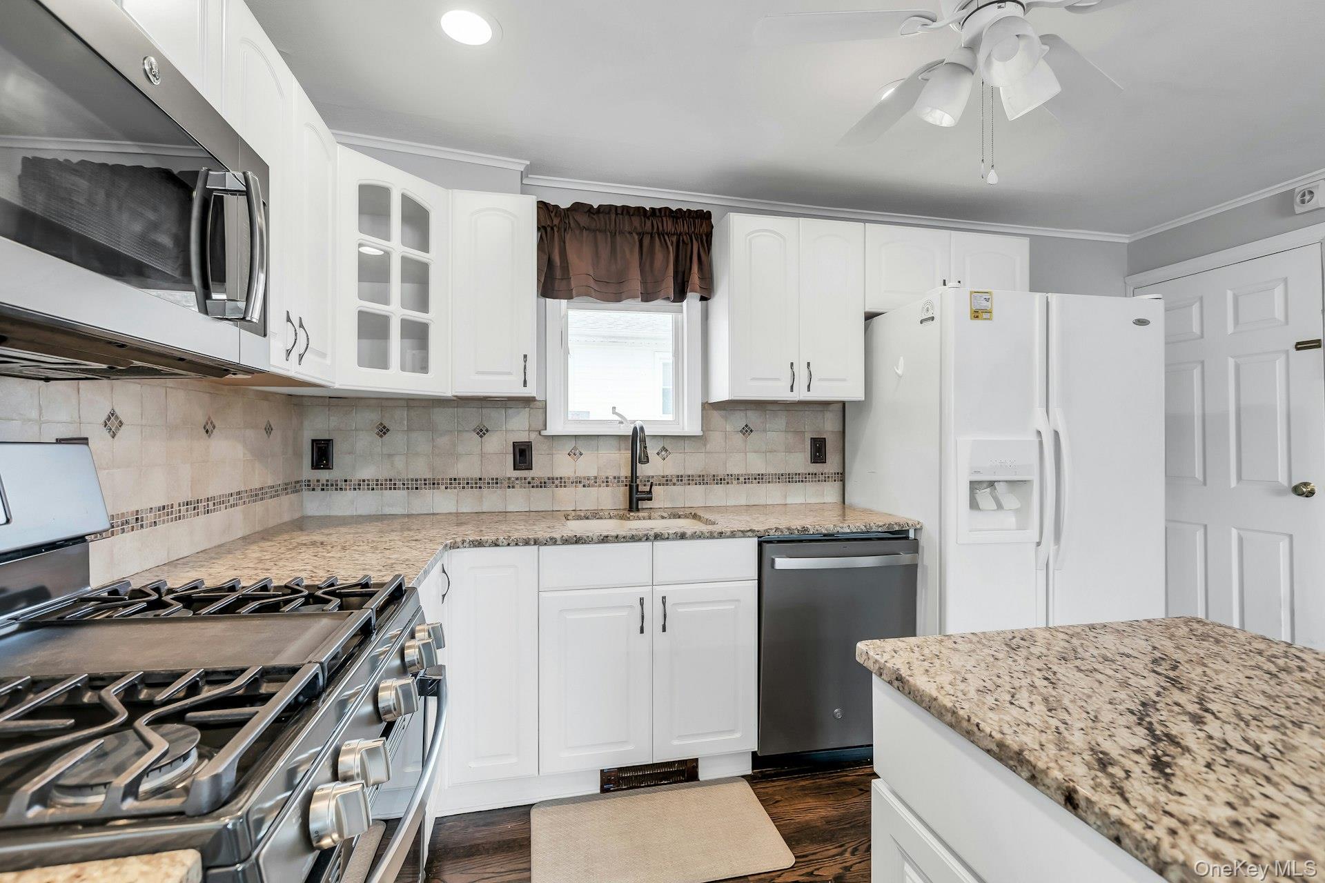 #11 photo, 48 E Madison Street, सफ़ोक काउंटी East Islip , NY 11730