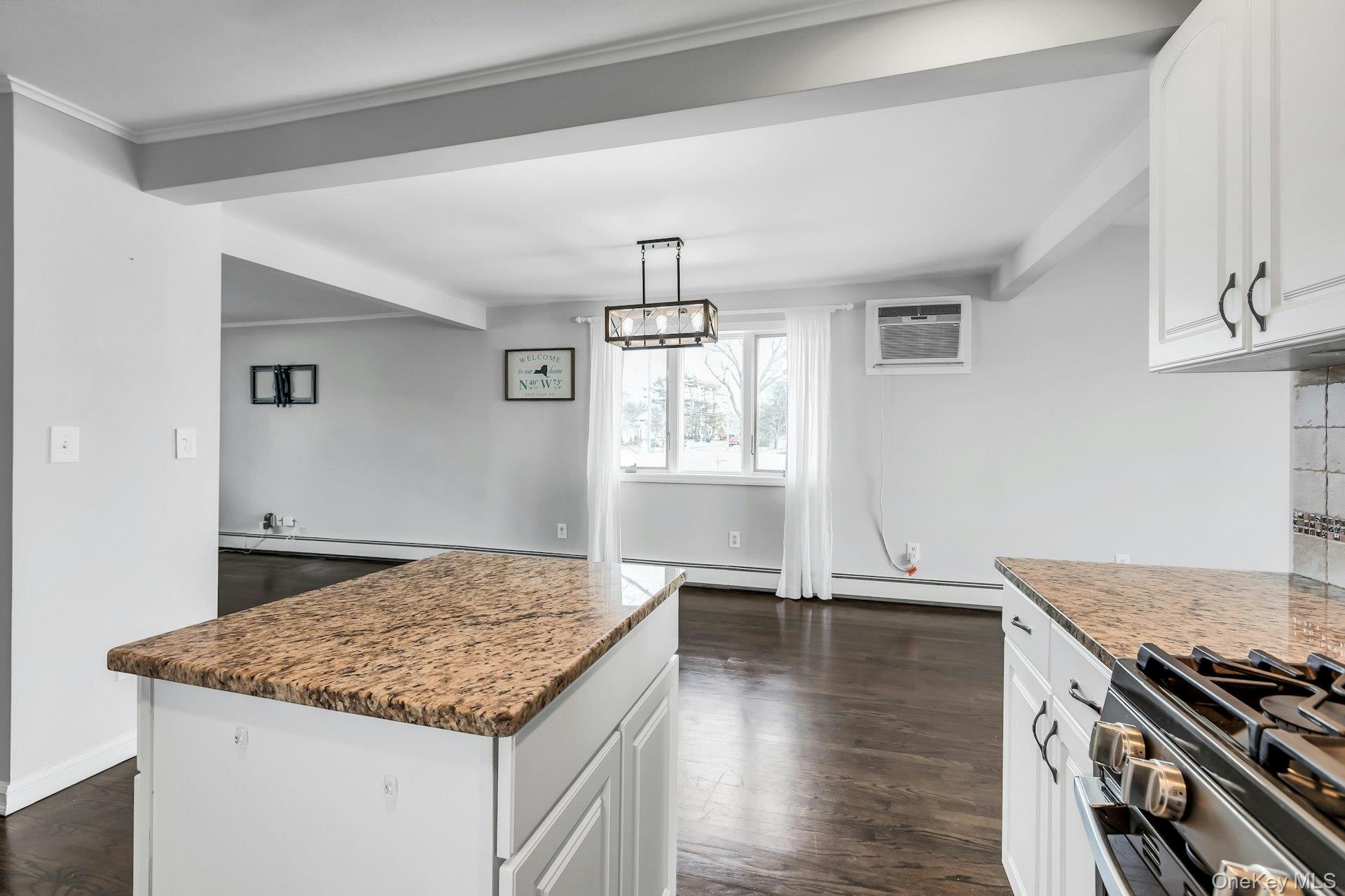 #12 photo, 48 E Madison Street, सफ़ोक काउंटी East Islip , NY 11730