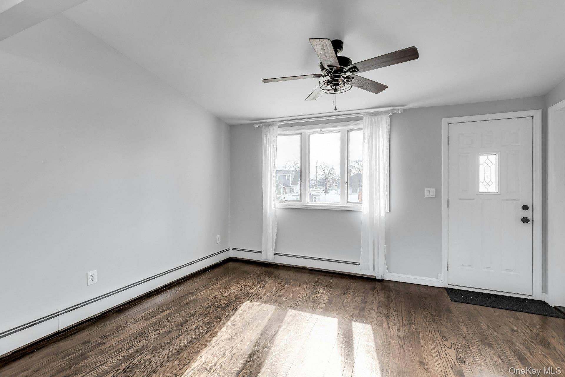 #13 photo, 48 E Madison Street, सफ़ोक काउंटी East Islip , NY 11730