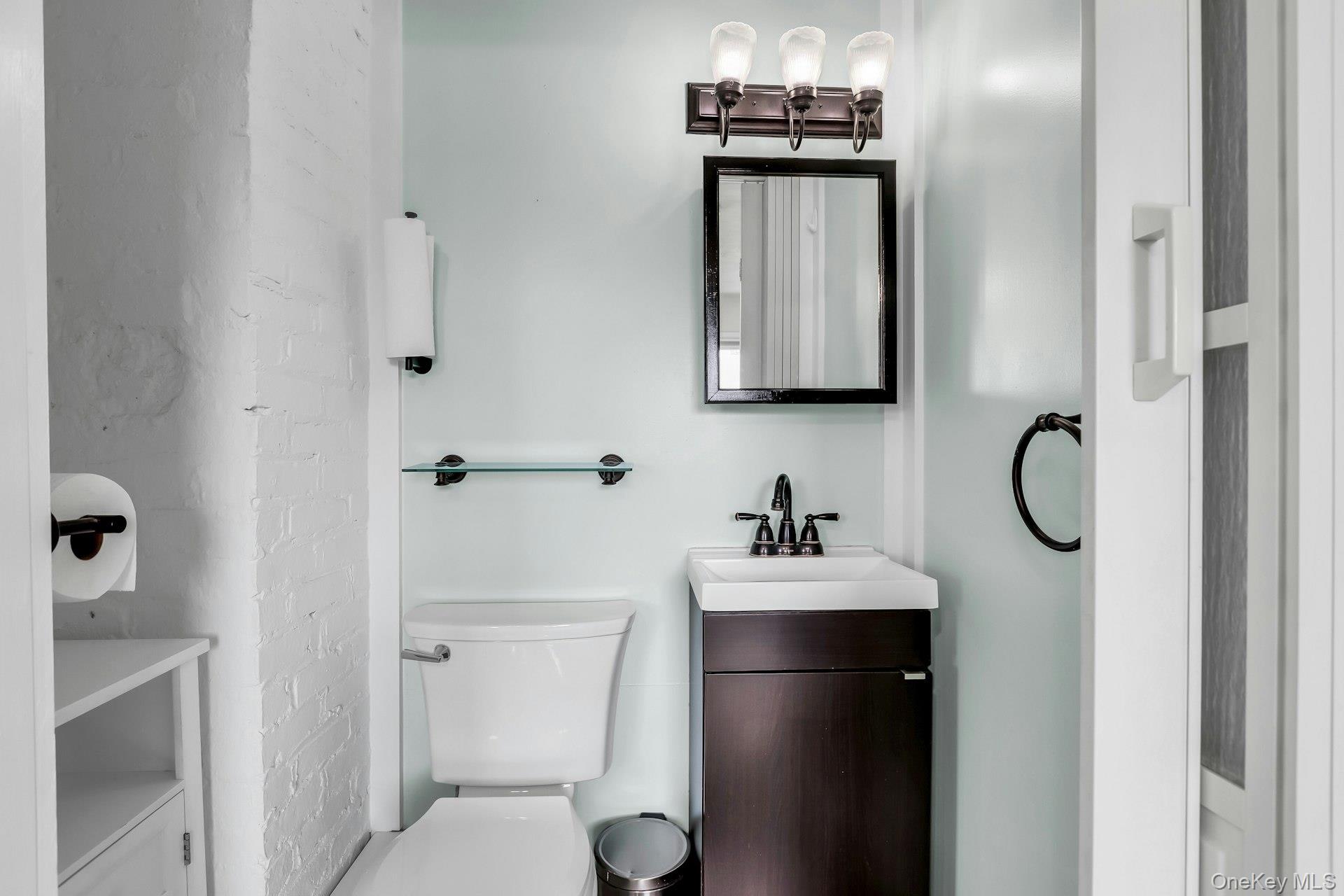 #20 photo, 48 E Madison Street, सफ़ोक काउंटी East Islip , NY 11730