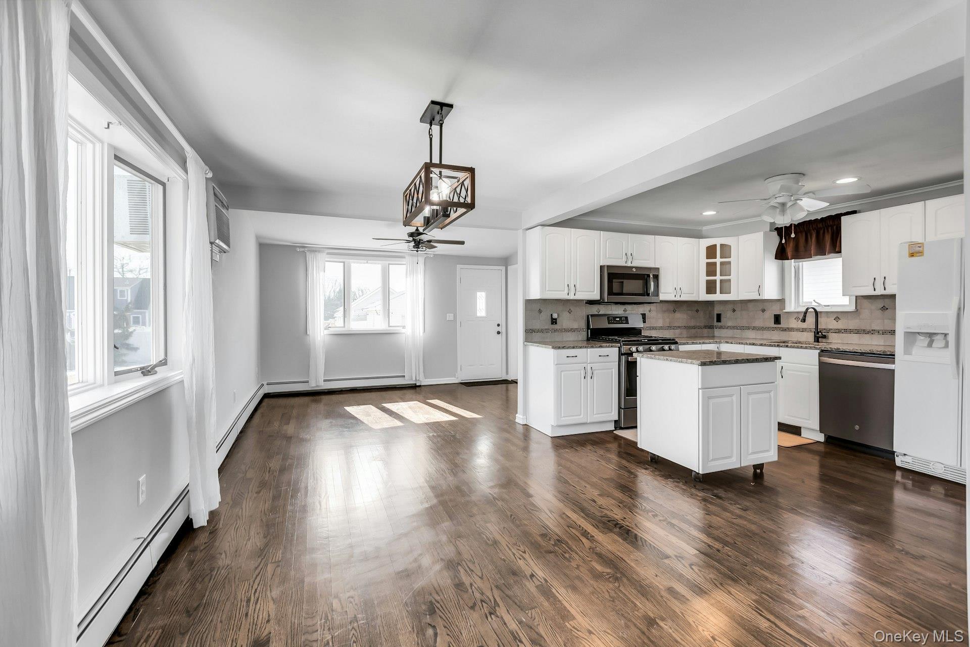 #6 photo, 48 E Madison Street, सफ़ोक काउंटी East Islip , NY 11730