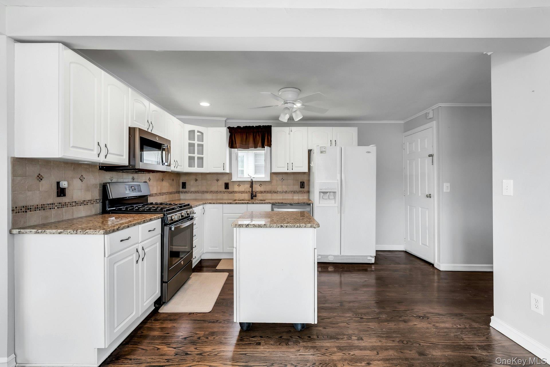 #8 photo, 48 E Madison Street, सफ़ोक काउंटी East Islip , NY 11730