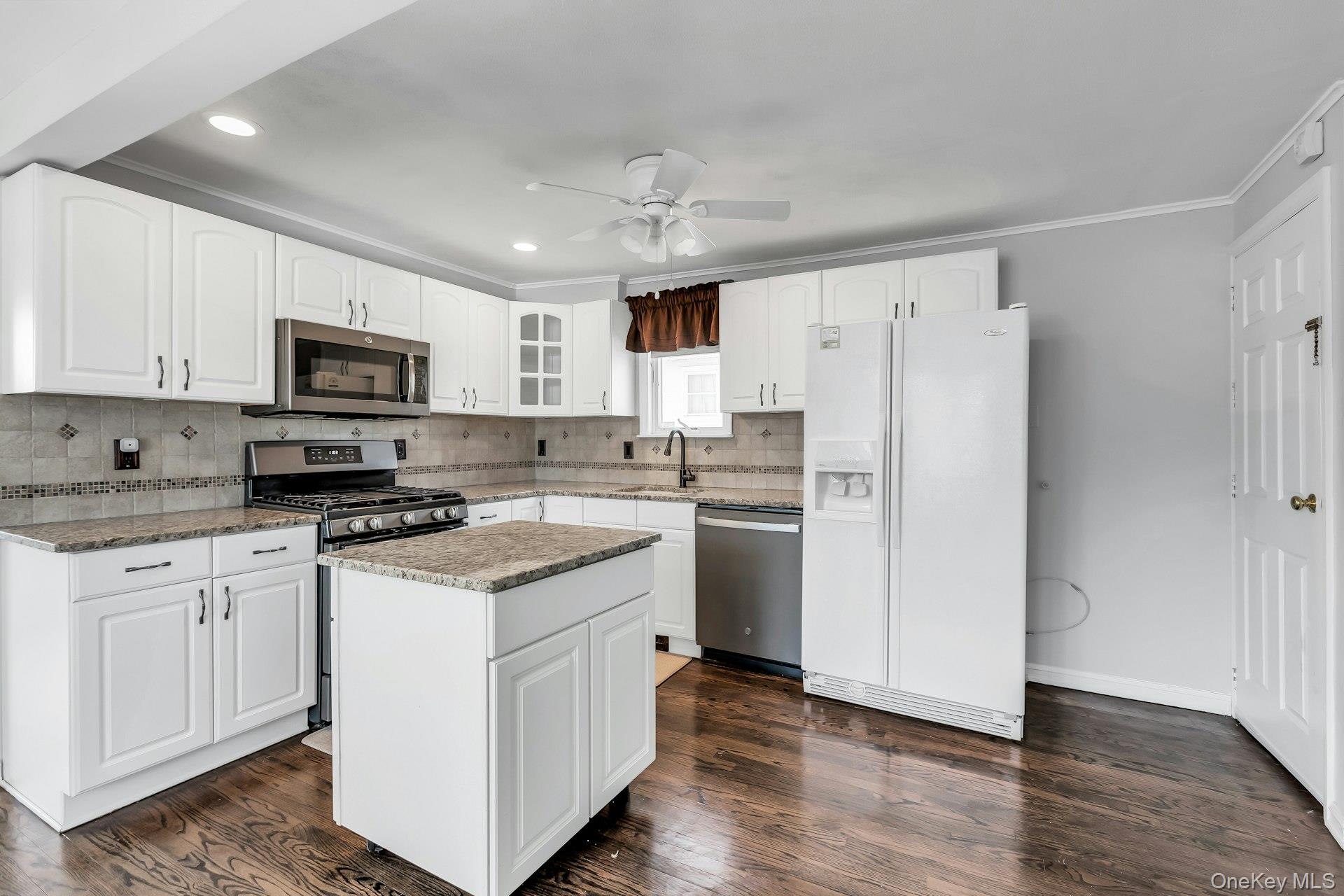 #9 photo, 48 E Madison Street, सफ़ोक काउंटी East Islip , NY 11730