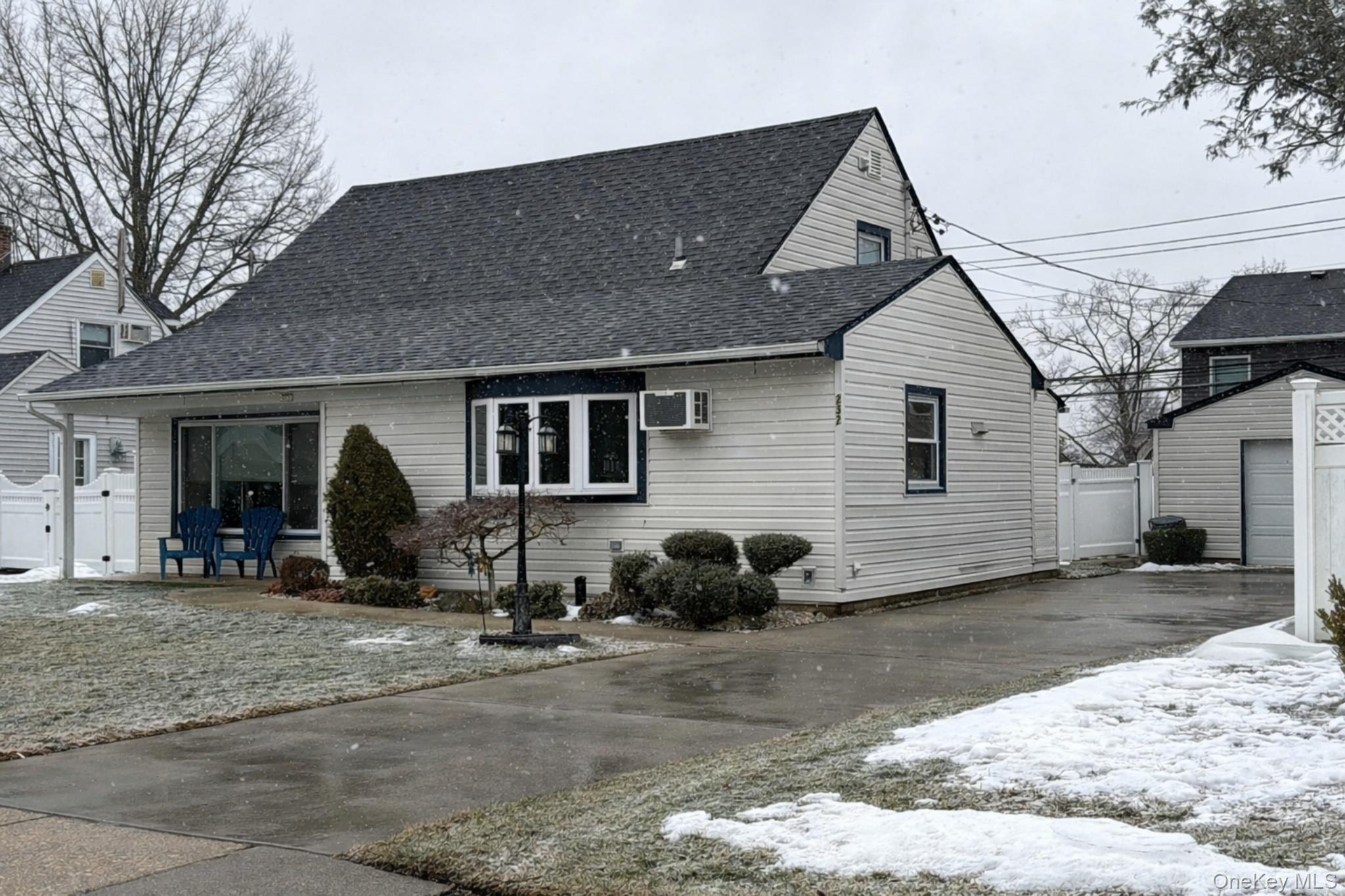 #1 photo, 232 Old Farm Road, नासाउ काउंटी Levittown , NY 11756