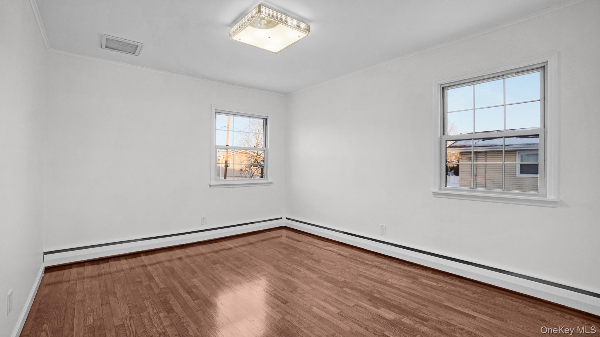 #1 photo, 22 Marshall Lane, वेस्टबरी Westbury , NY 11590