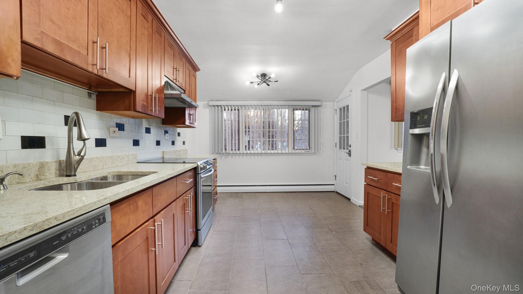 #12 photo, 22 Marshall Lane, वेस्टबरी Westbury , NY 11590