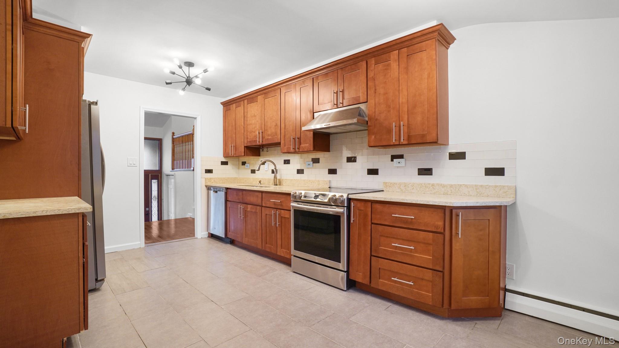 #13 photo, 22 Marshall Lane, वेस्टबरी Westbury , NY 11590