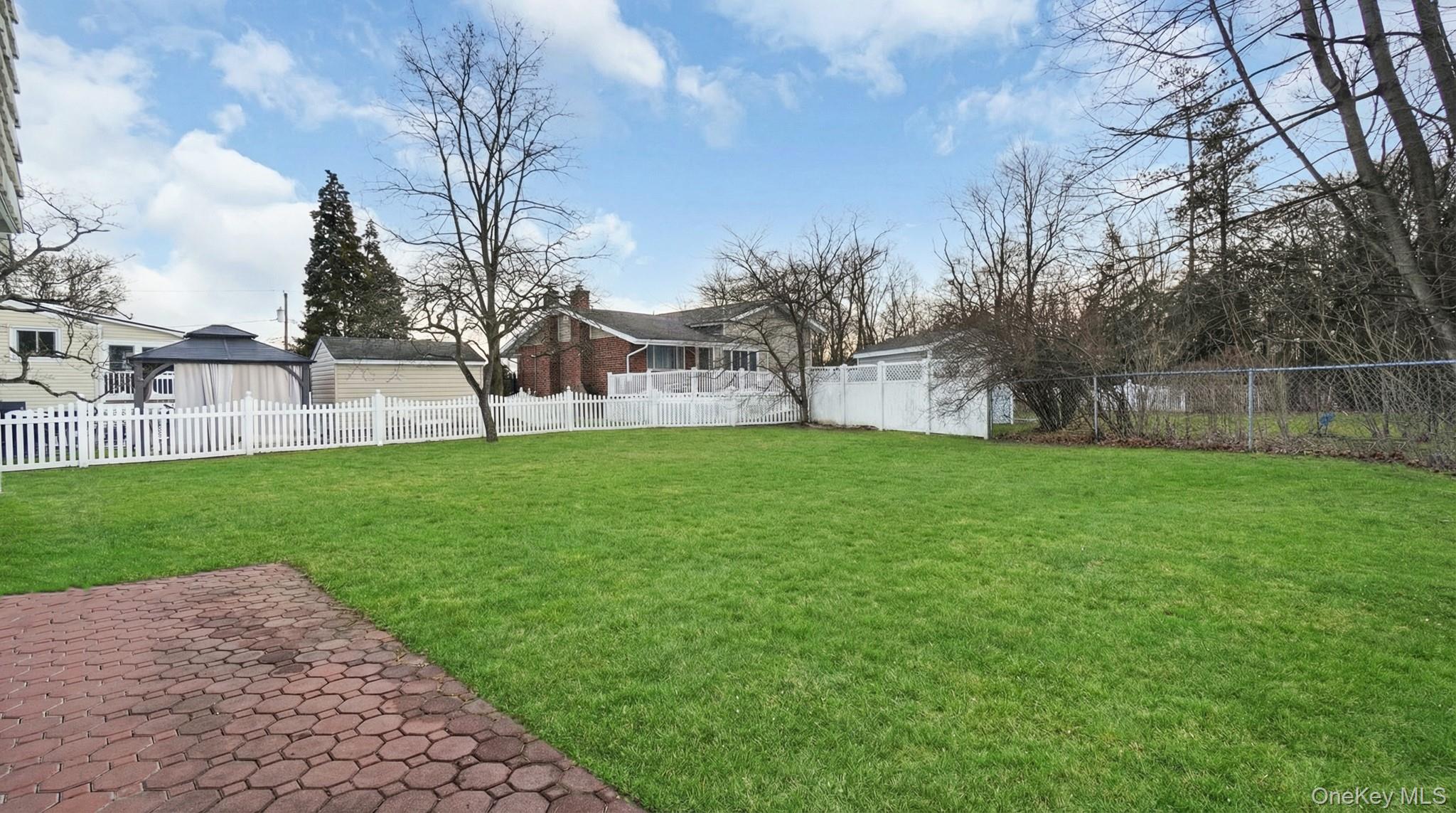 #16 photo, 22 Marshall Lane, वेस्टबरी Westbury , NY 11590