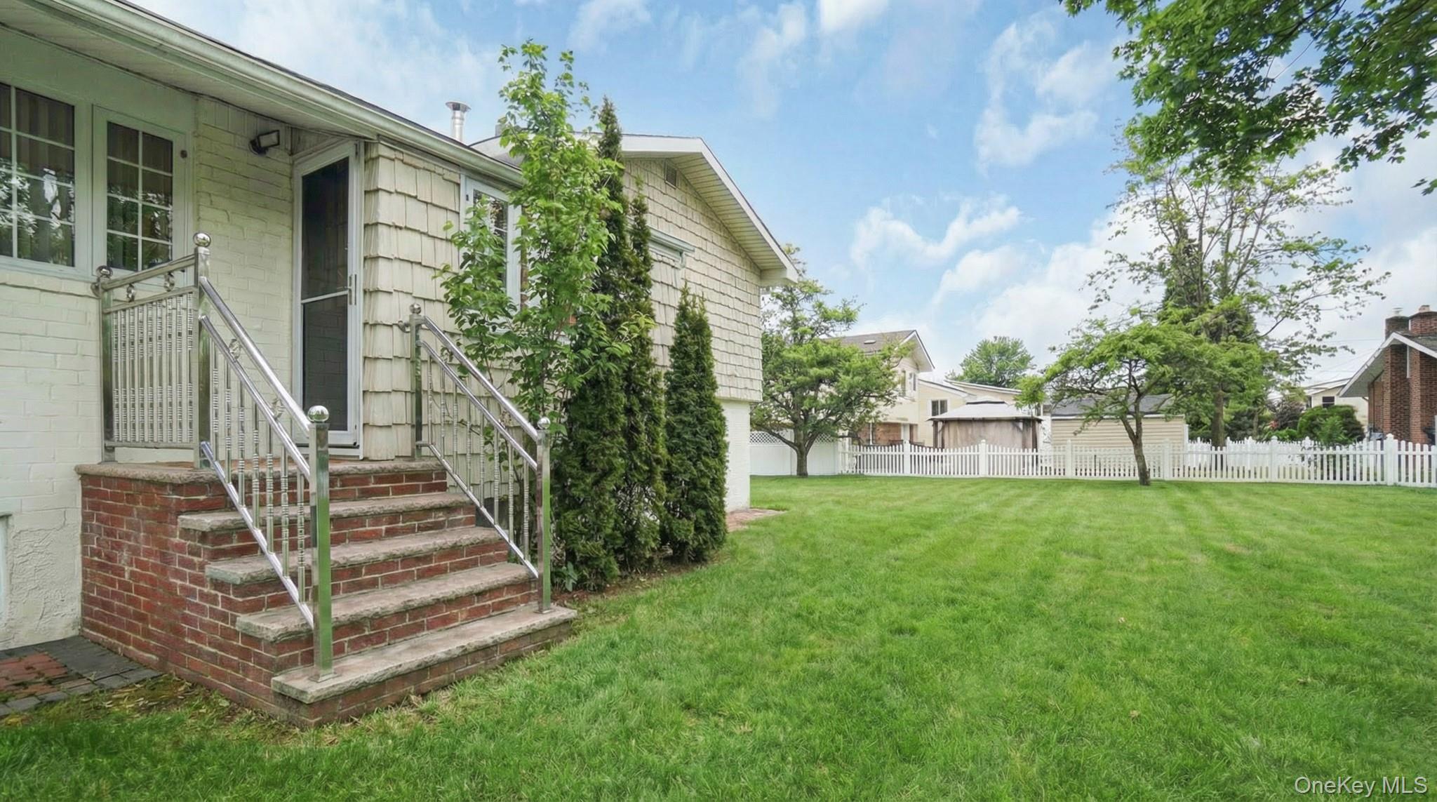 #18 photo, 22 Marshall Lane, वेस्टबरी Westbury , NY 11590