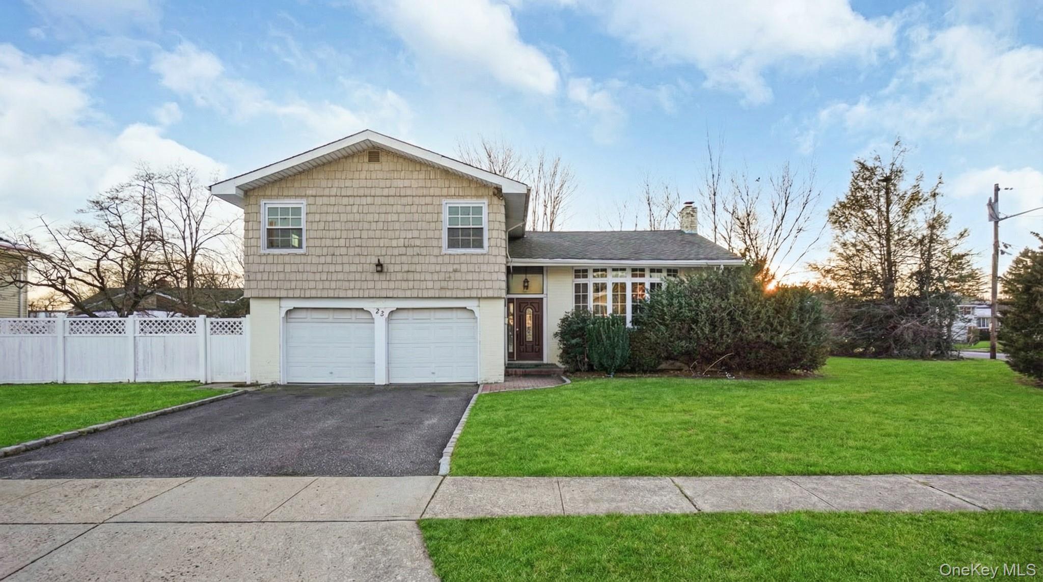 #2 photo, 22 Marshall Lane, वेस्टबरी Westbury , NY 11590