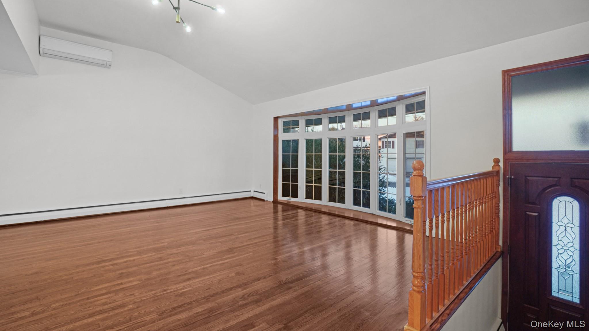 #8 photo, 22 Marshall Lane, वेस्टबरी Westbury , NY 11590