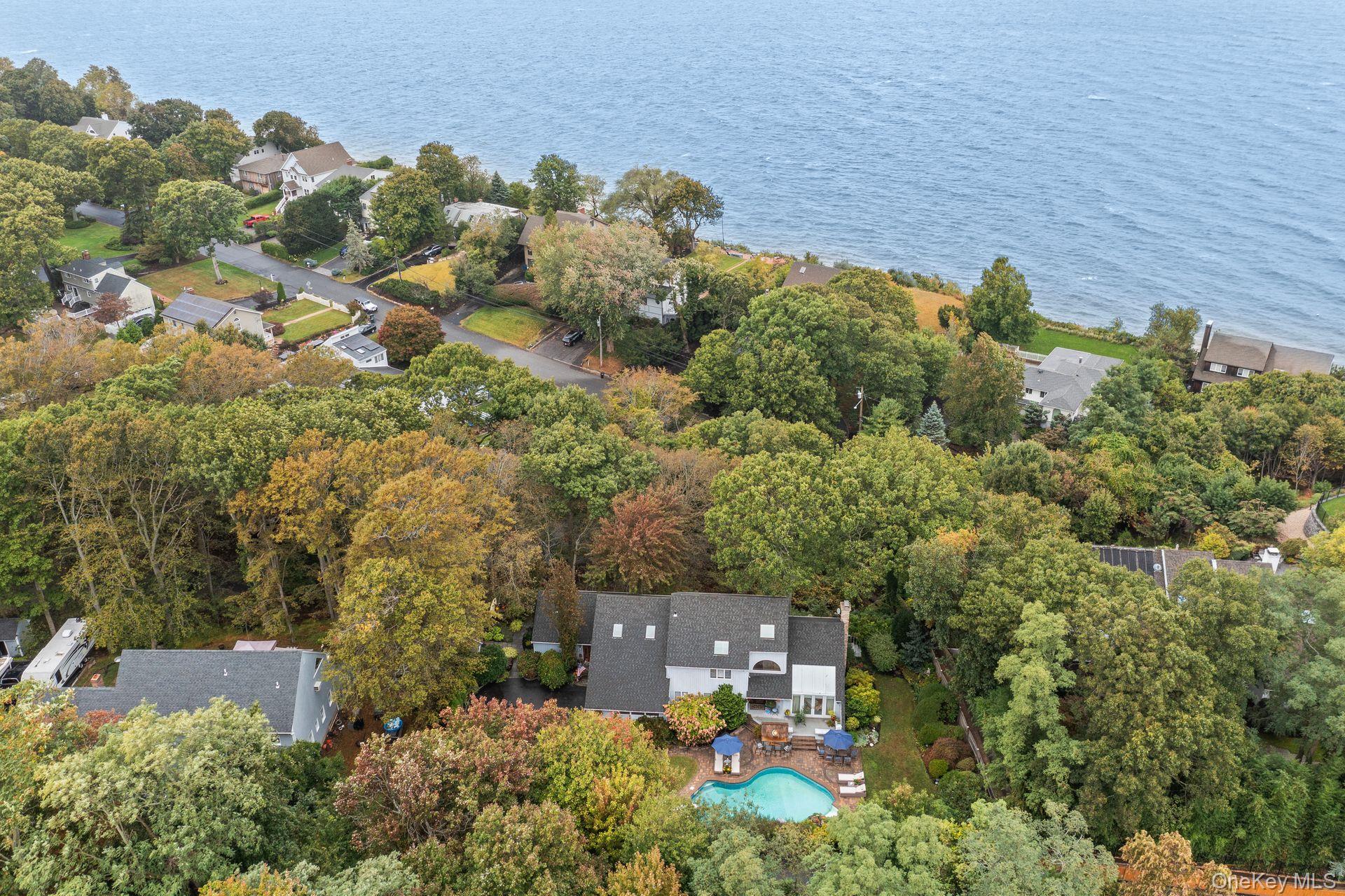 #7 photo, 6 Bluffview Court, سوفولك Miller Place , NY 11764