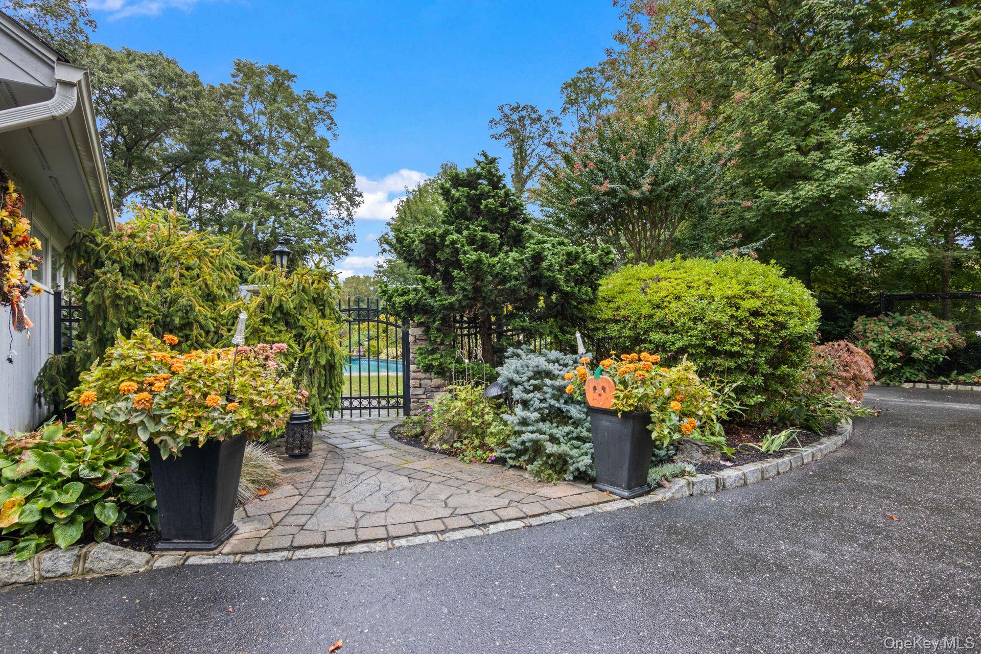 #8 photo, 6 Bluffview Court, سوفولك Miller Place , NY 11764