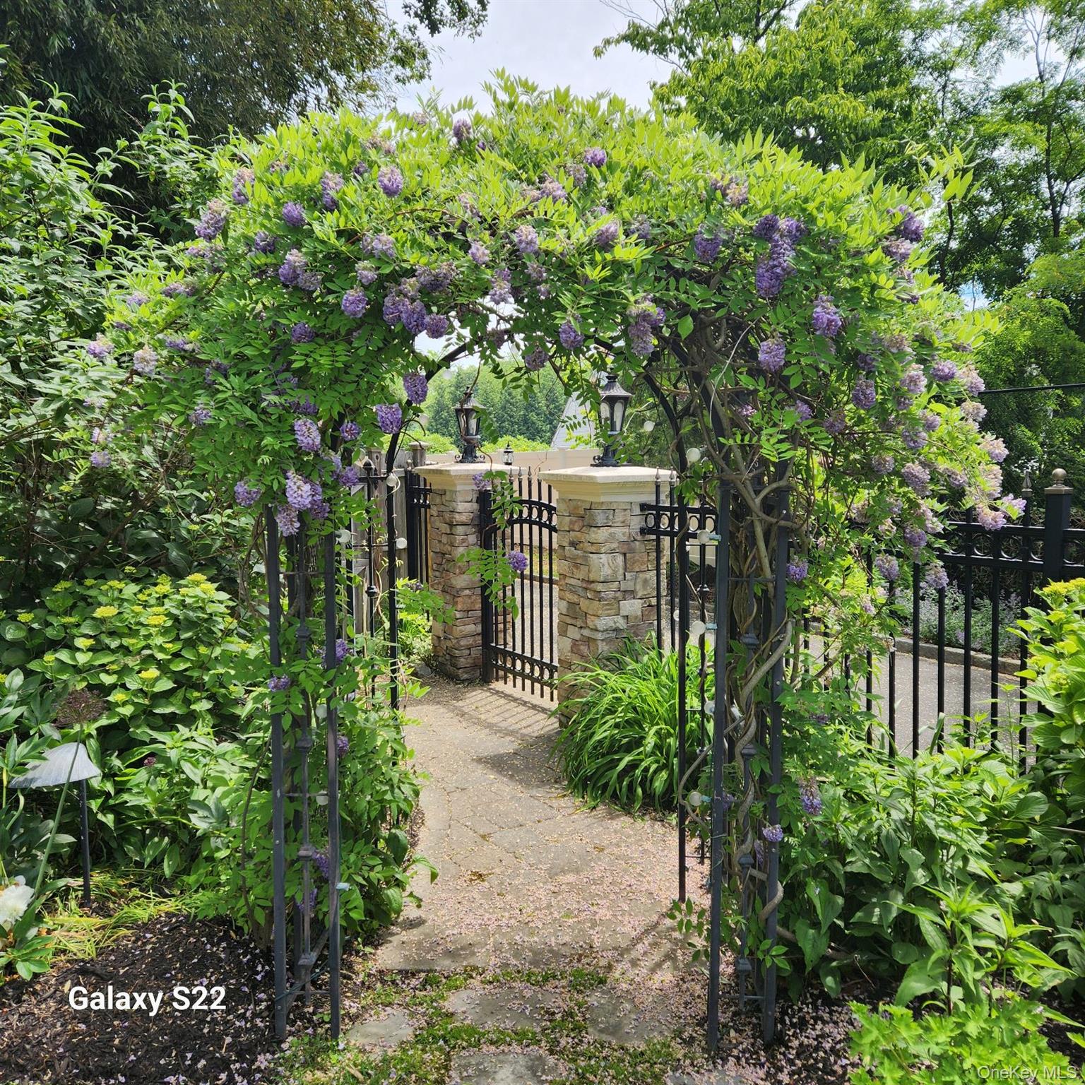 #9 photo, 6 Bluffview Court, سوفولك Miller Place , NY 11764