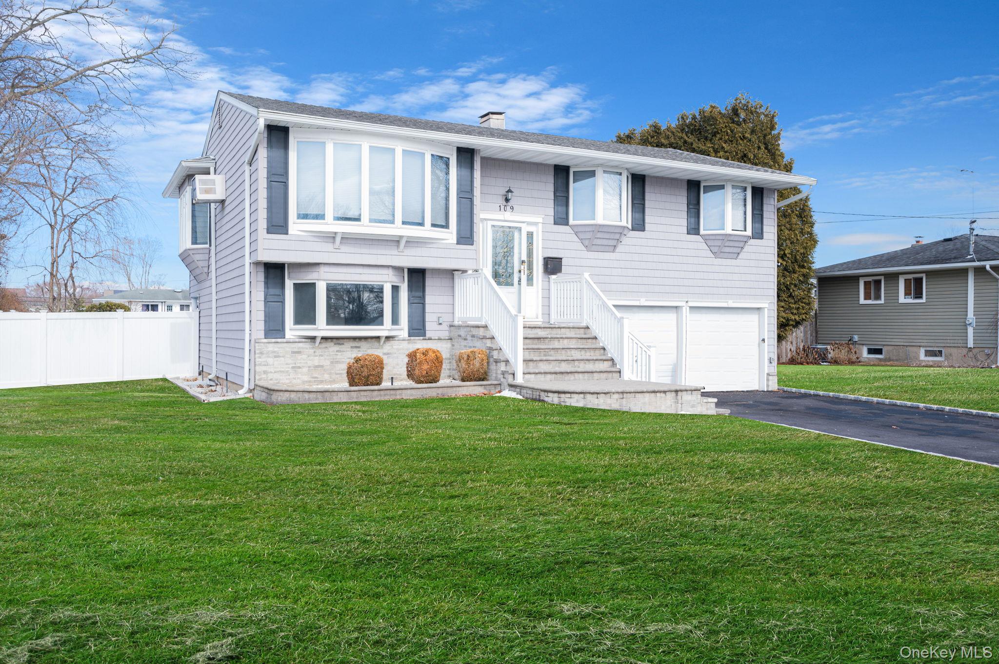 #1 photo, 109 Utica Street, सफ़ोक काउंटी Bay Shore , NY 11706