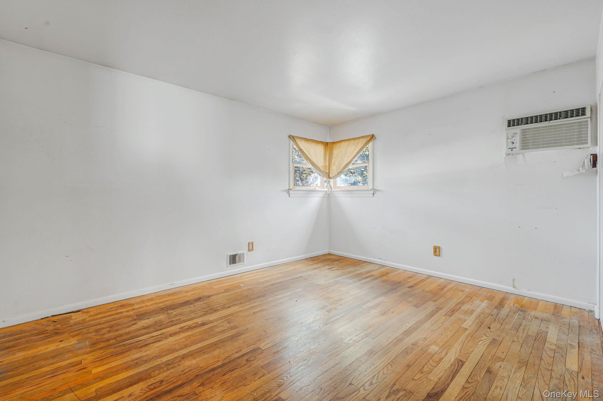 #18 photo, 109 Utica Street, सफ़ोक काउंटी Bay Shore , NY 11706
