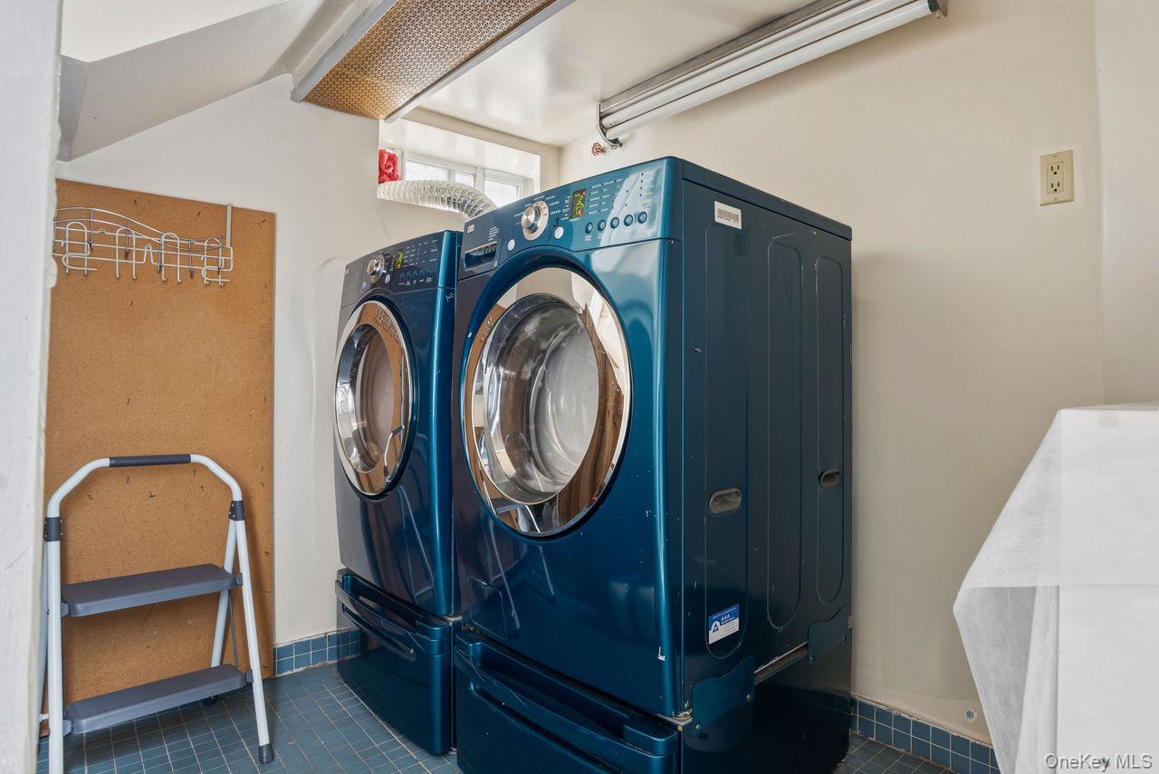 #13 photo, 147-42 Hoover Ave, Briarwood , NY 11435