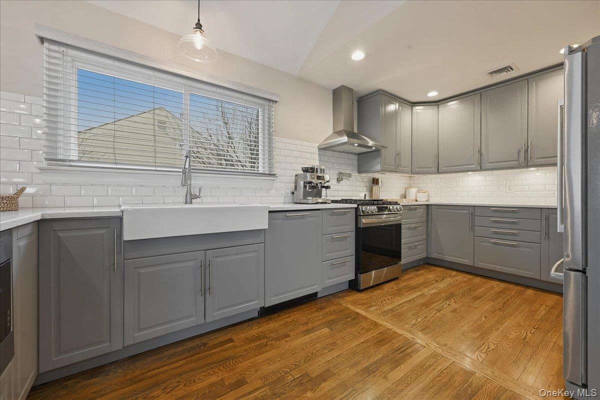 #10 photo, 3984 Arthur Avenue, Seaford , NY 11783