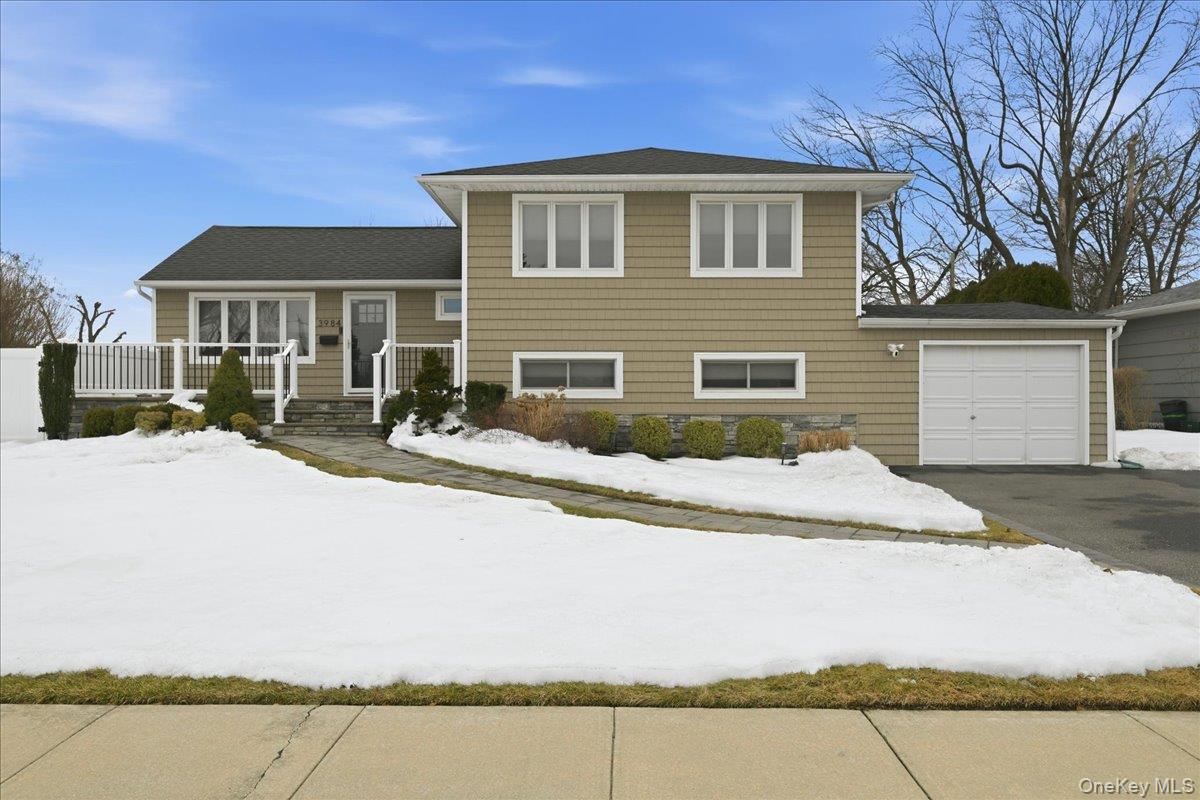 #2 photo, 3984 Arthur Avenue, Seaford , NY 11783