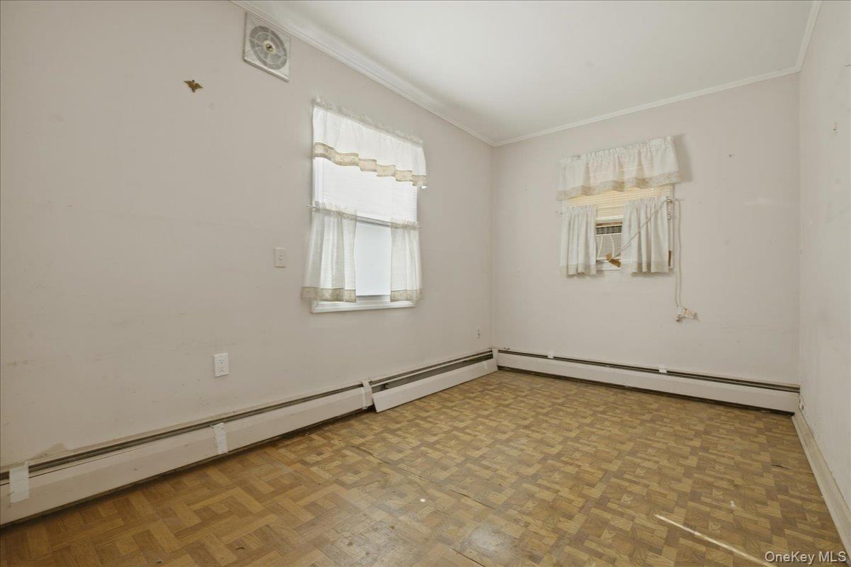 #11 photo, 24 Crag Lane, 롱 아일랜드 Levittown , NY 11756