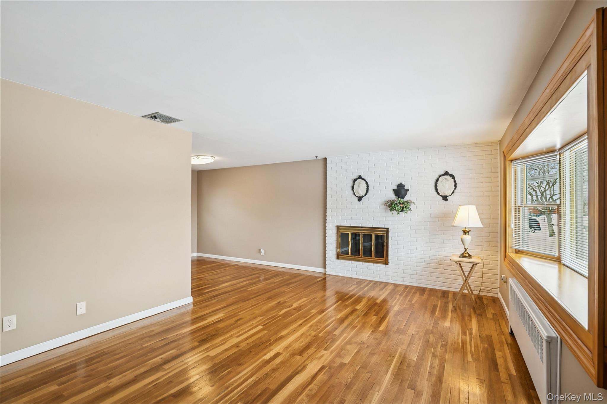 #4 photo, 8 Carlton Place, מחוז נסאו Hicksville , NY 11801