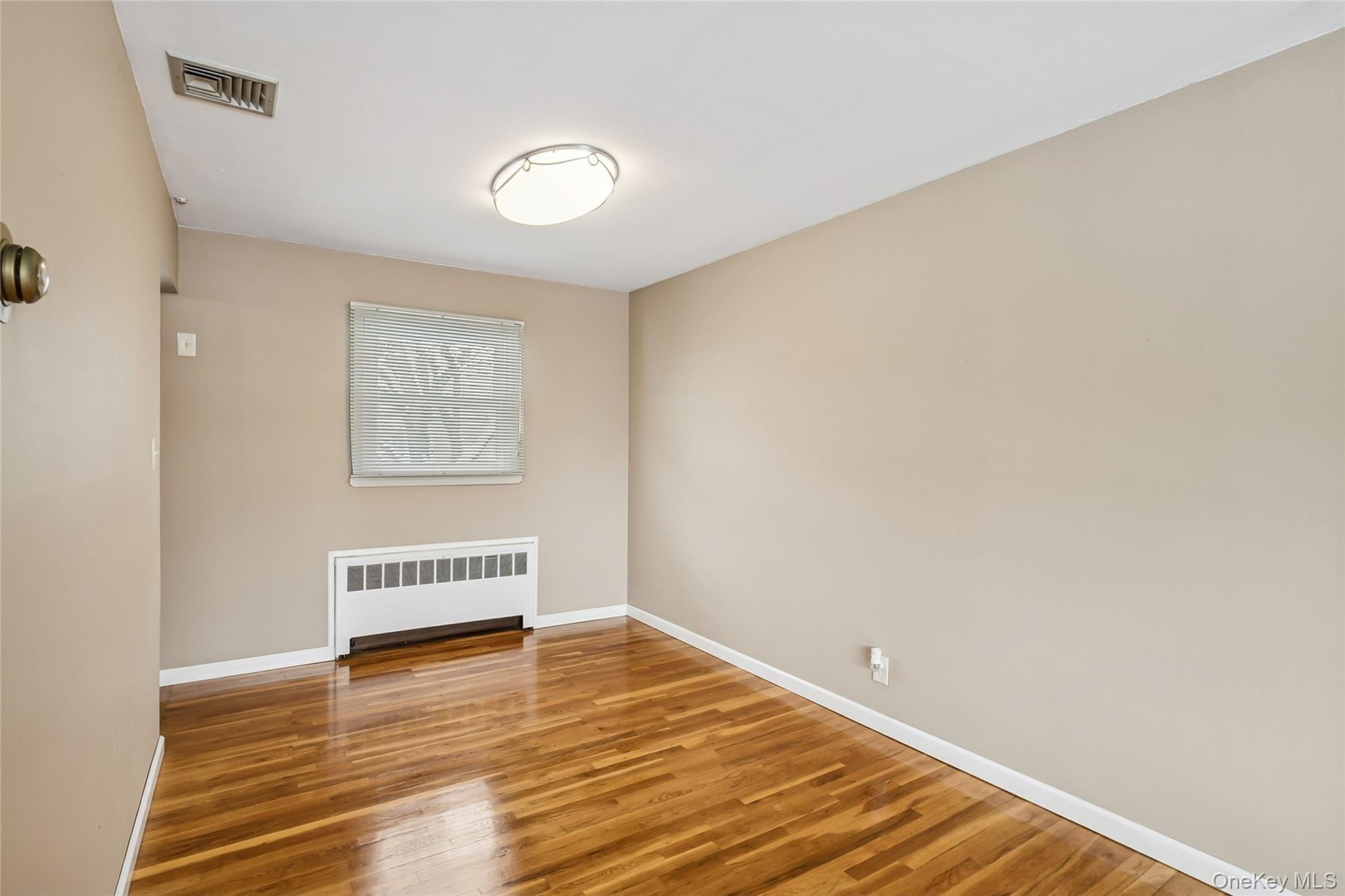 #7 photo, 8 Carlton Place, מחוז נסאו Hicksville , NY 11801