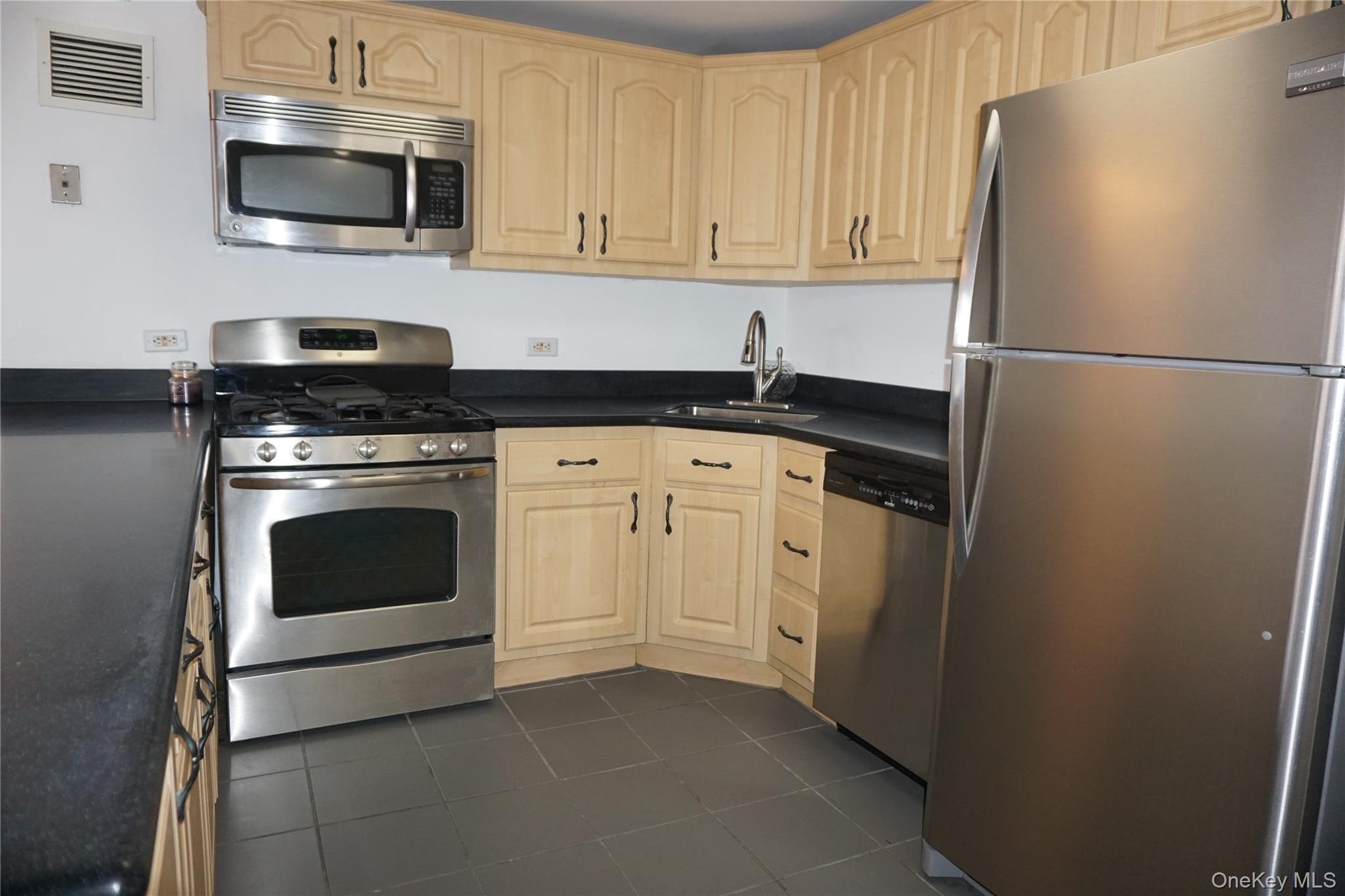 #9 photo, 777 N Macquesten Parkway, Fleetwood , NY 10552