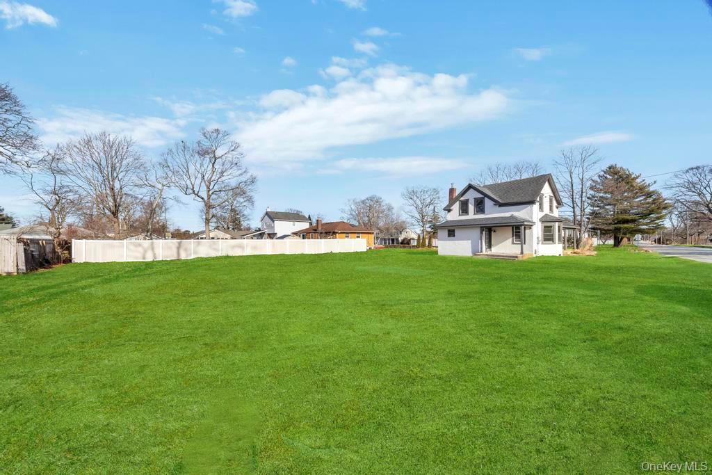 #20 photo, 195 Brook Street, Oakdale , NY 11769