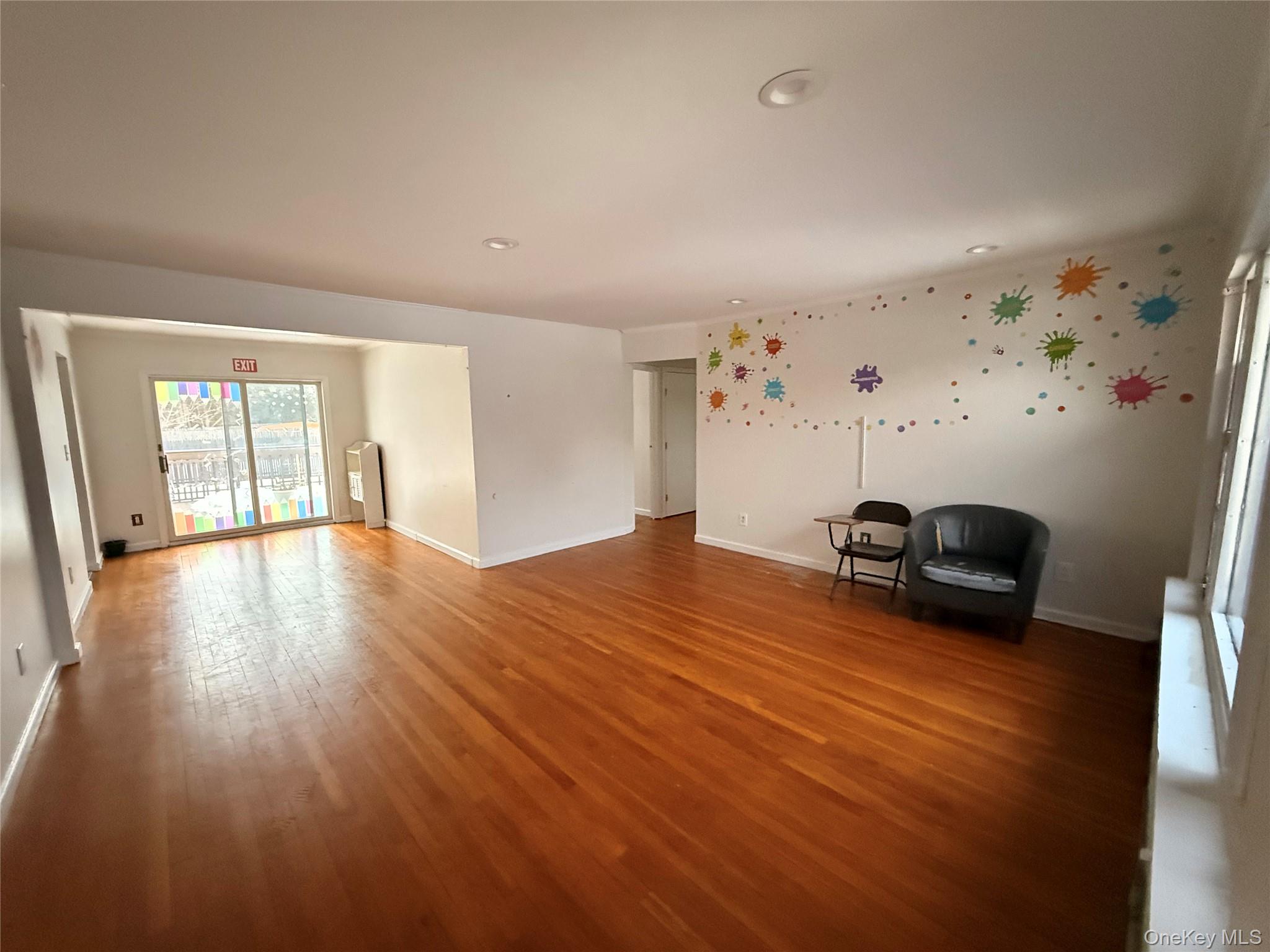 #8 photo, 46 elmira, מחוז נסאו Hicksville , NY 11801