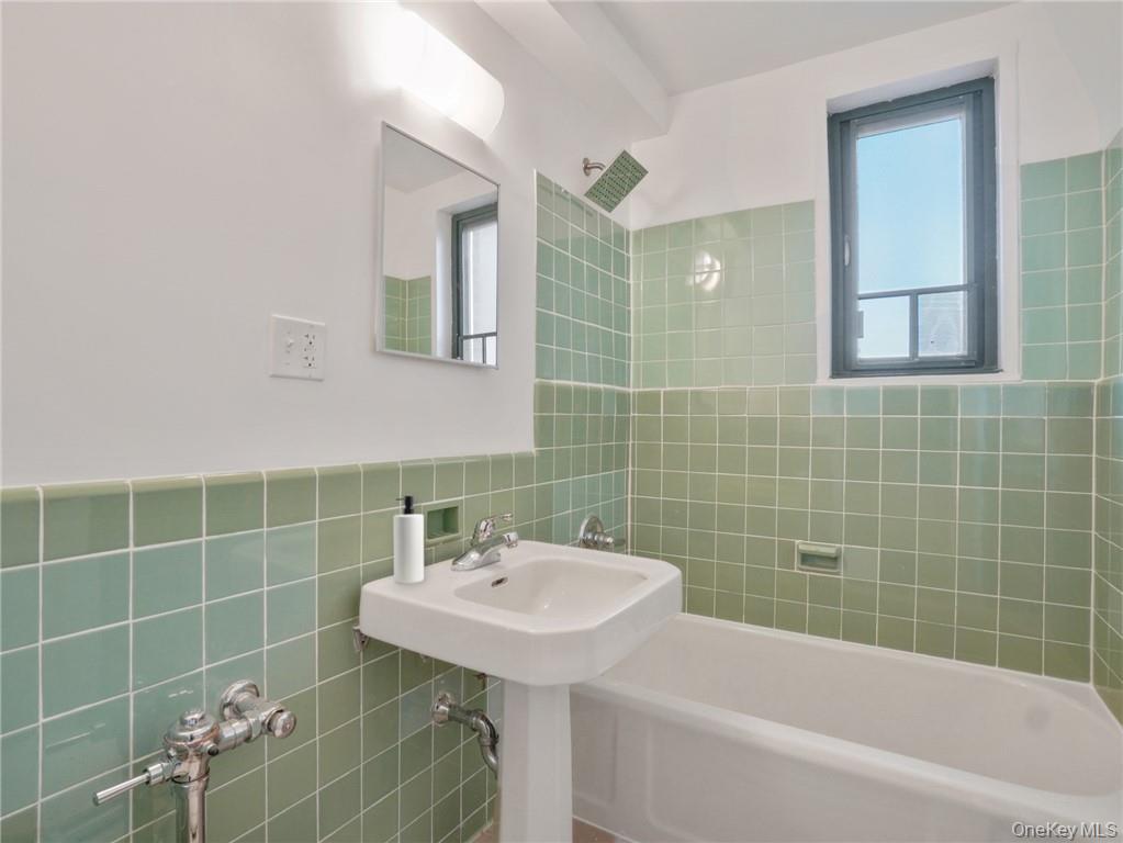 #6 photo, 1561 Metropolitan Avenue, הברונקס Bronx , NY 10462