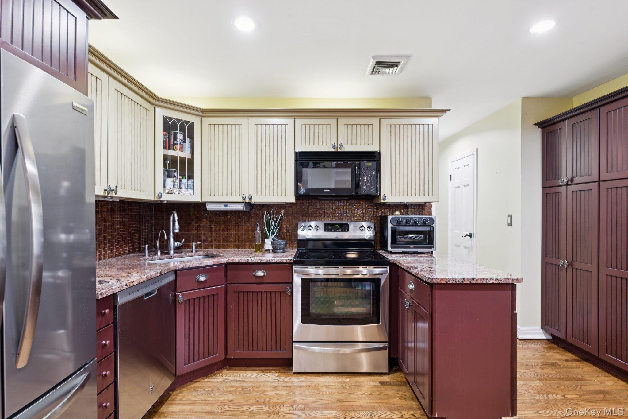 #11 photo, 24 Cherry Place, Huntington , NY 11743