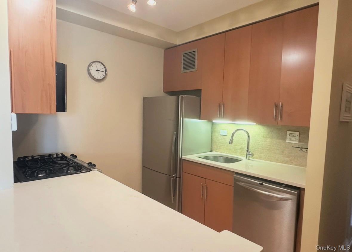 #7 photo, 18-15 215 Street, Bayside , NY 11360