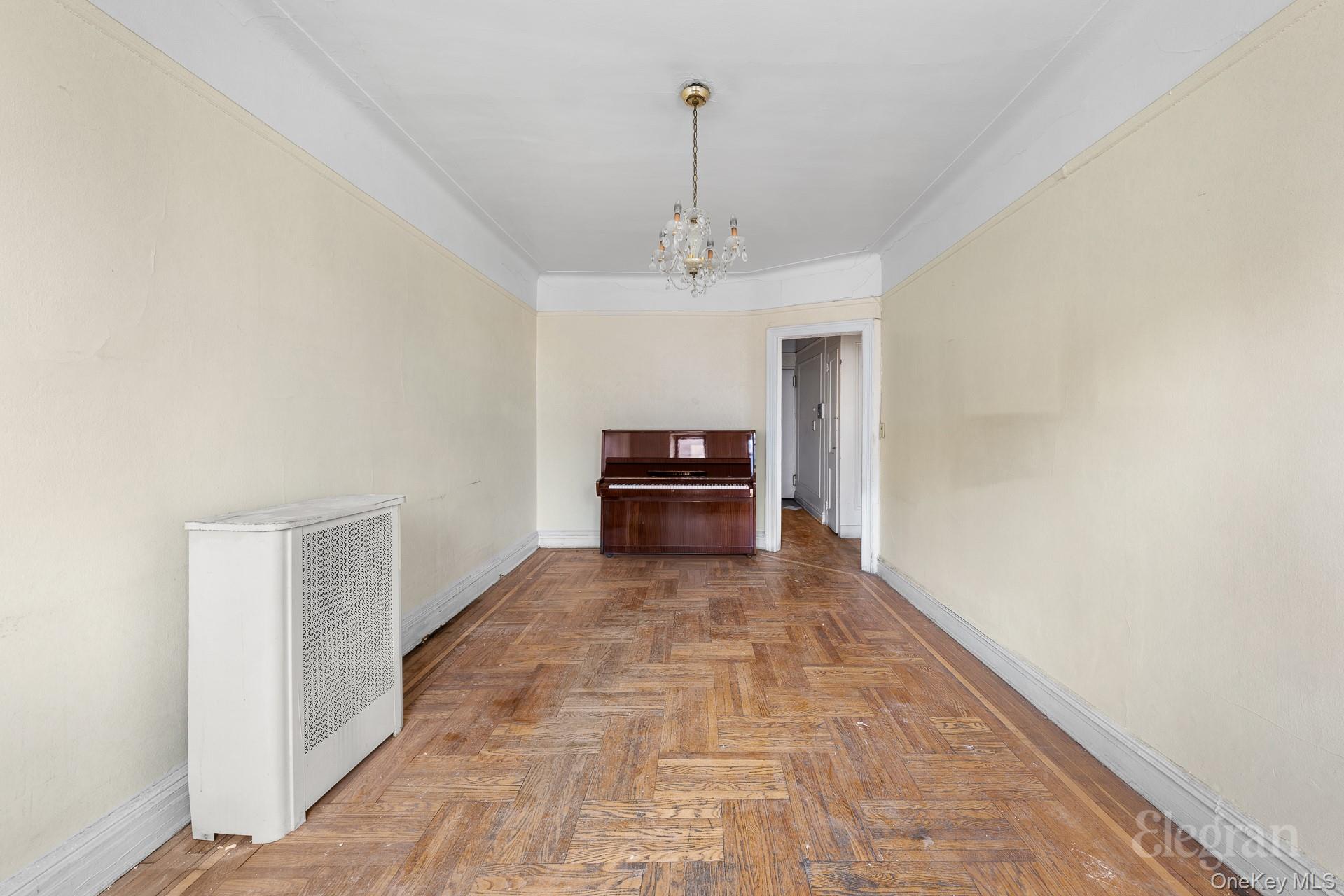 #4 photo, 37-16 83, קווינס Jackson Heights , NY 11372