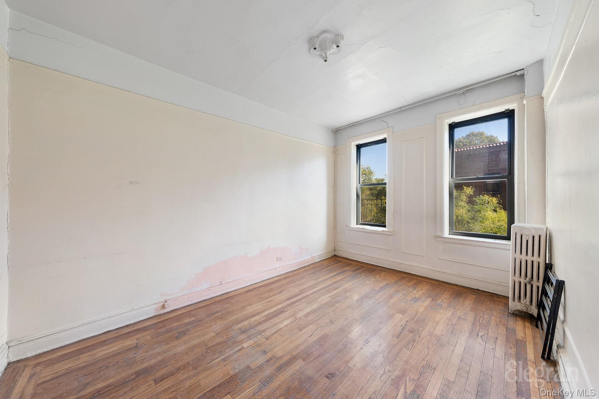 #5 photo, 37-16 83, קווינס Jackson Heights , NY 11372