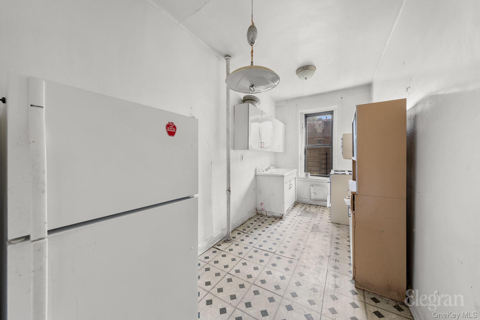 #7 photo, 37-16 83, קווינס Jackson Heights , NY 11372