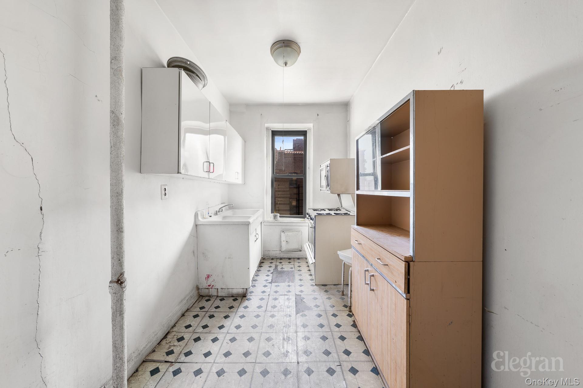 #8 photo, 37-16 83, קווינס Jackson Heights , NY 11372