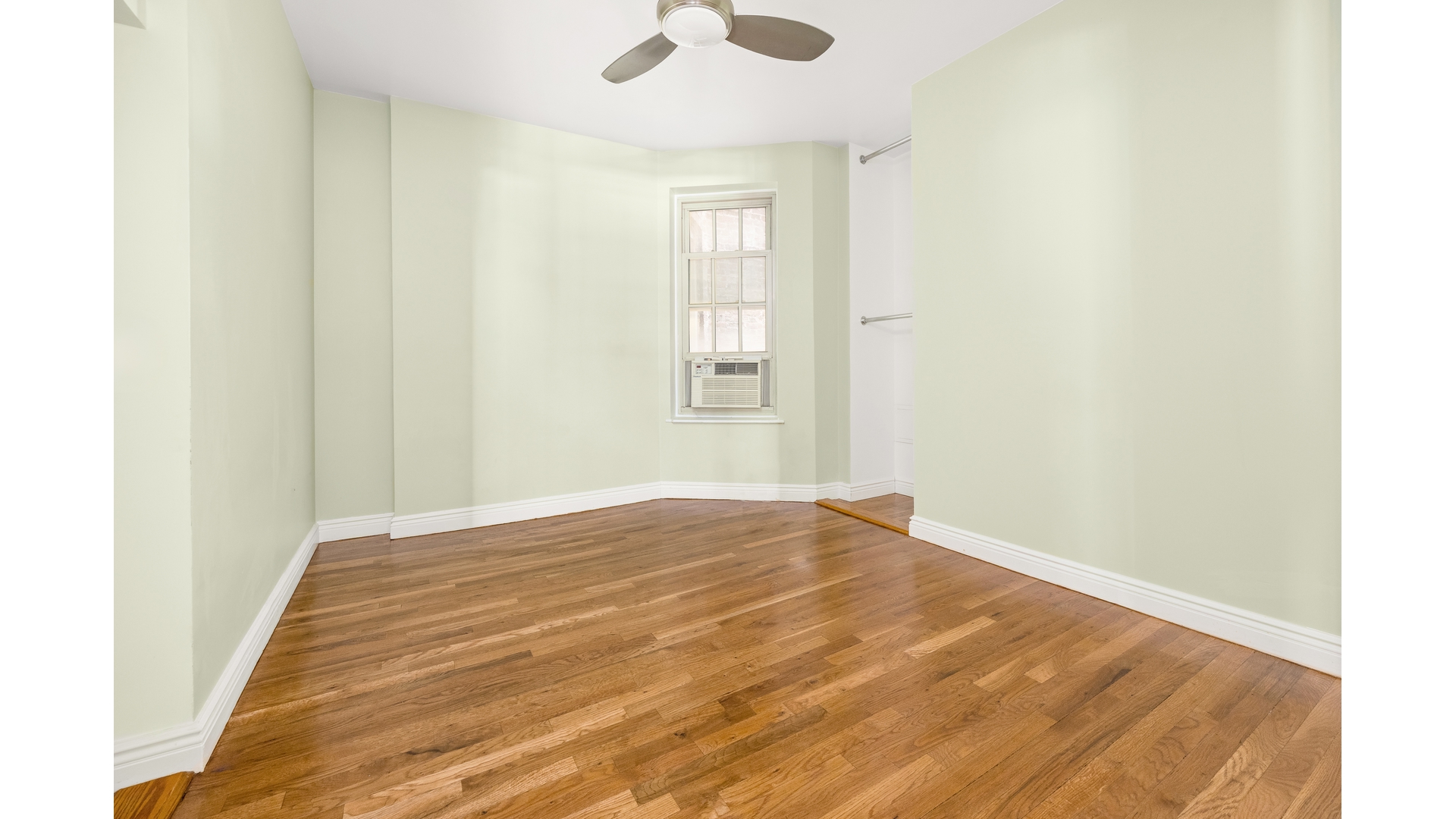 #15 photo, 325 W 43RD Street, ম্যানহাটন Hell's Kitchen , NY 10036