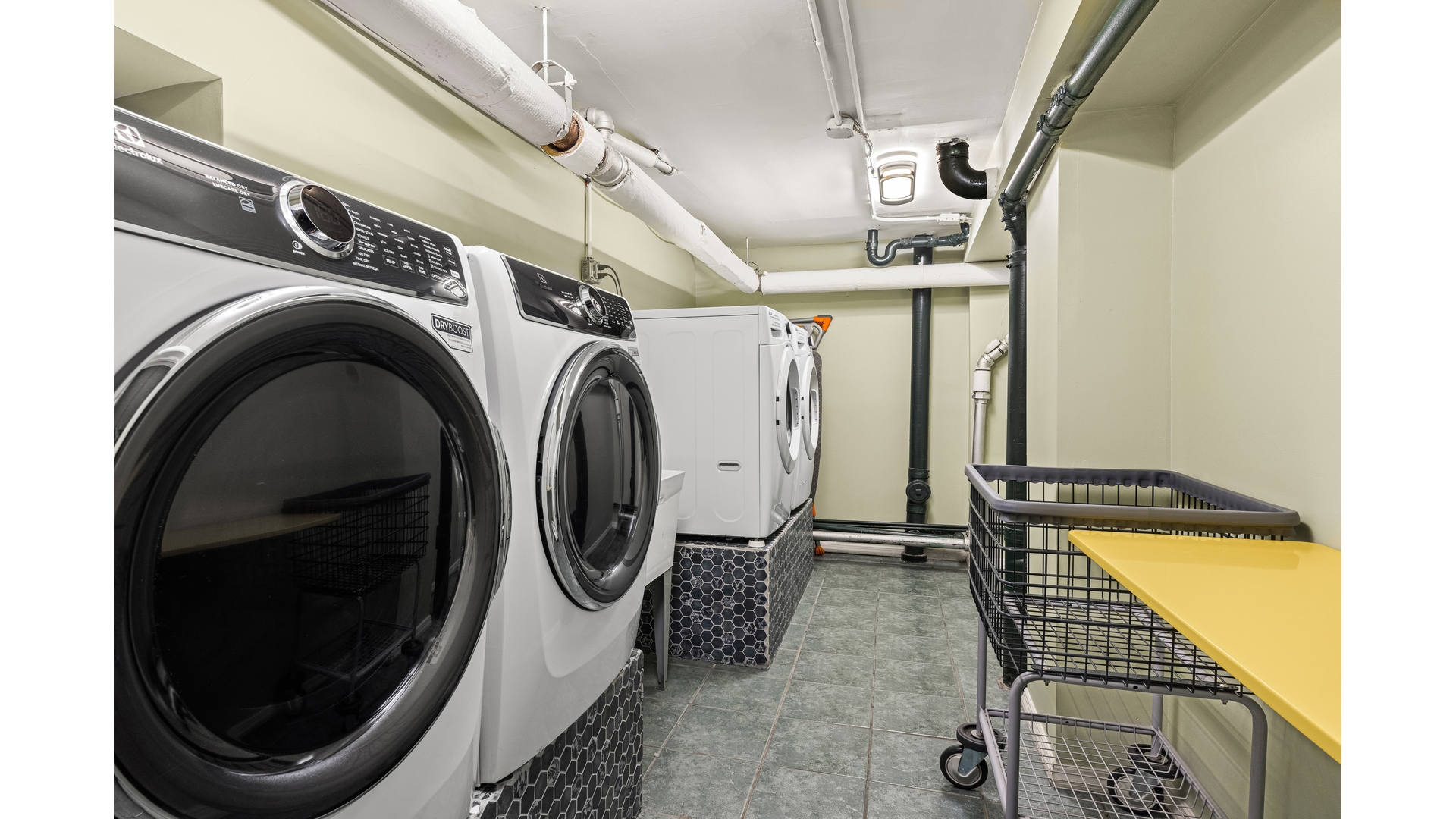 #21 photo, 325 W 43RD Street, Hell's Kitchen , NY 10036