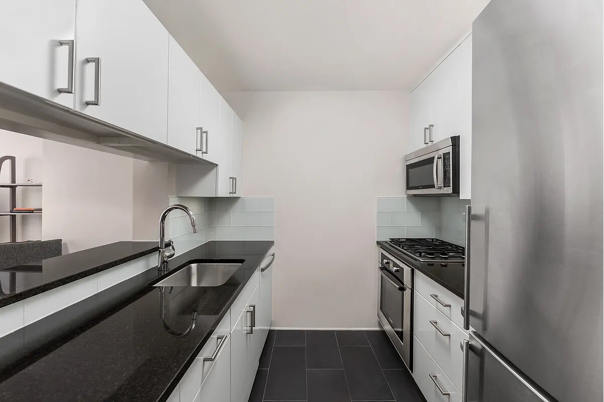 #5 photo, 300 E 64TH Street, Lenox Hill , NY 10021