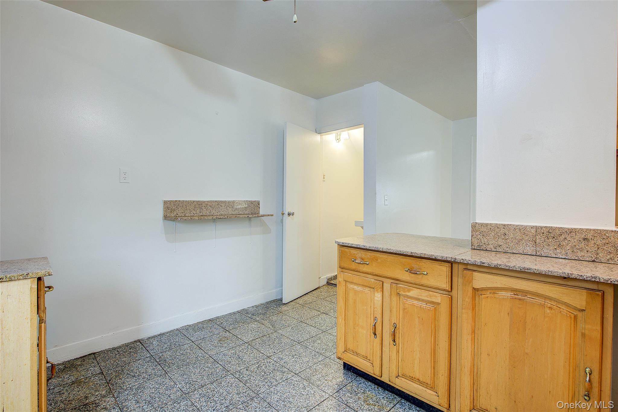 #17 photo, 9056 184th Place, कुईंस Hollis , NY 11423