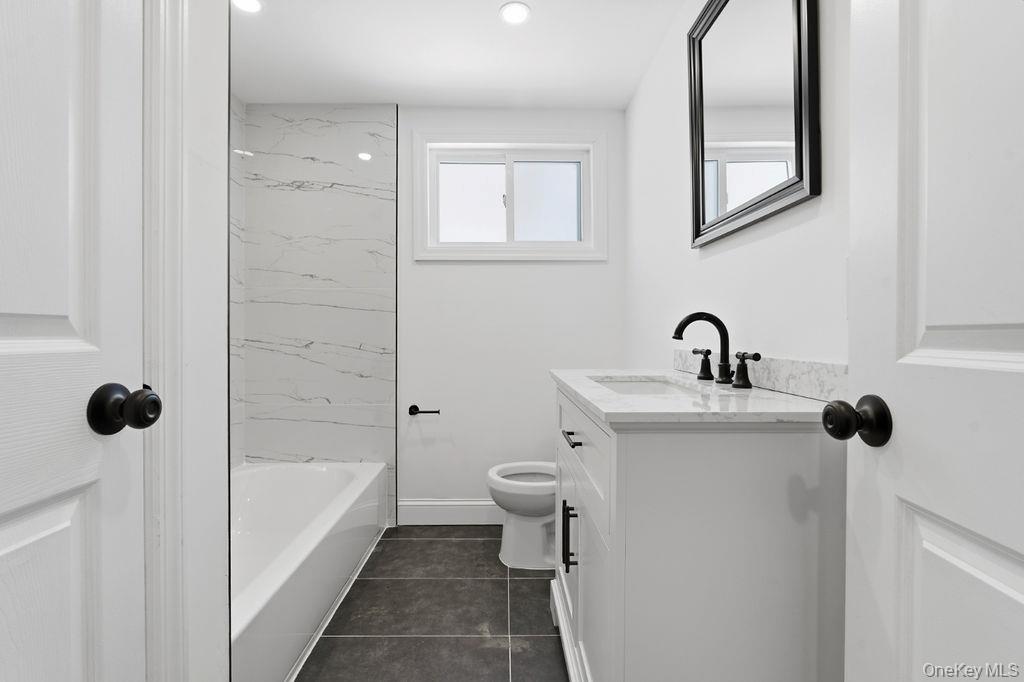 #12 photo, 452 Montauk Highway, سوفولك East Quogue , NY 11942