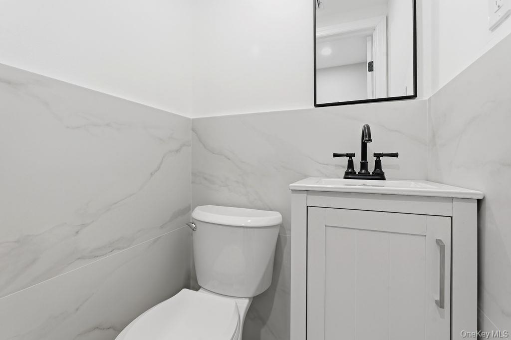 #13 photo, 452 Montauk Highway, سوفولك East Quogue , NY 11942