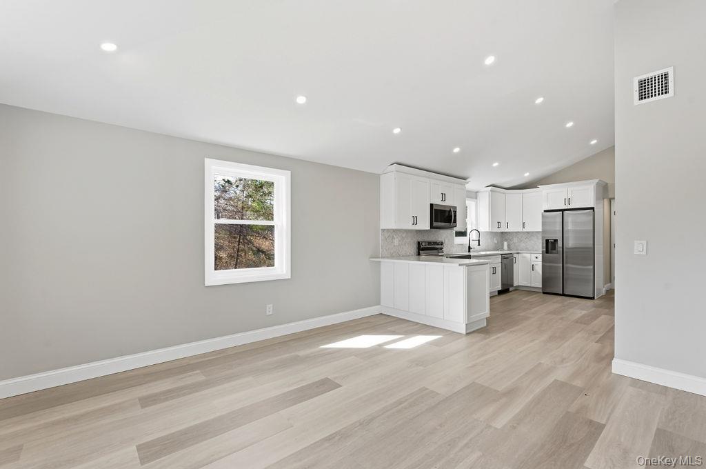 #6 photo, 452 Montauk Highway, سوفولك East Quogue , NY 11942